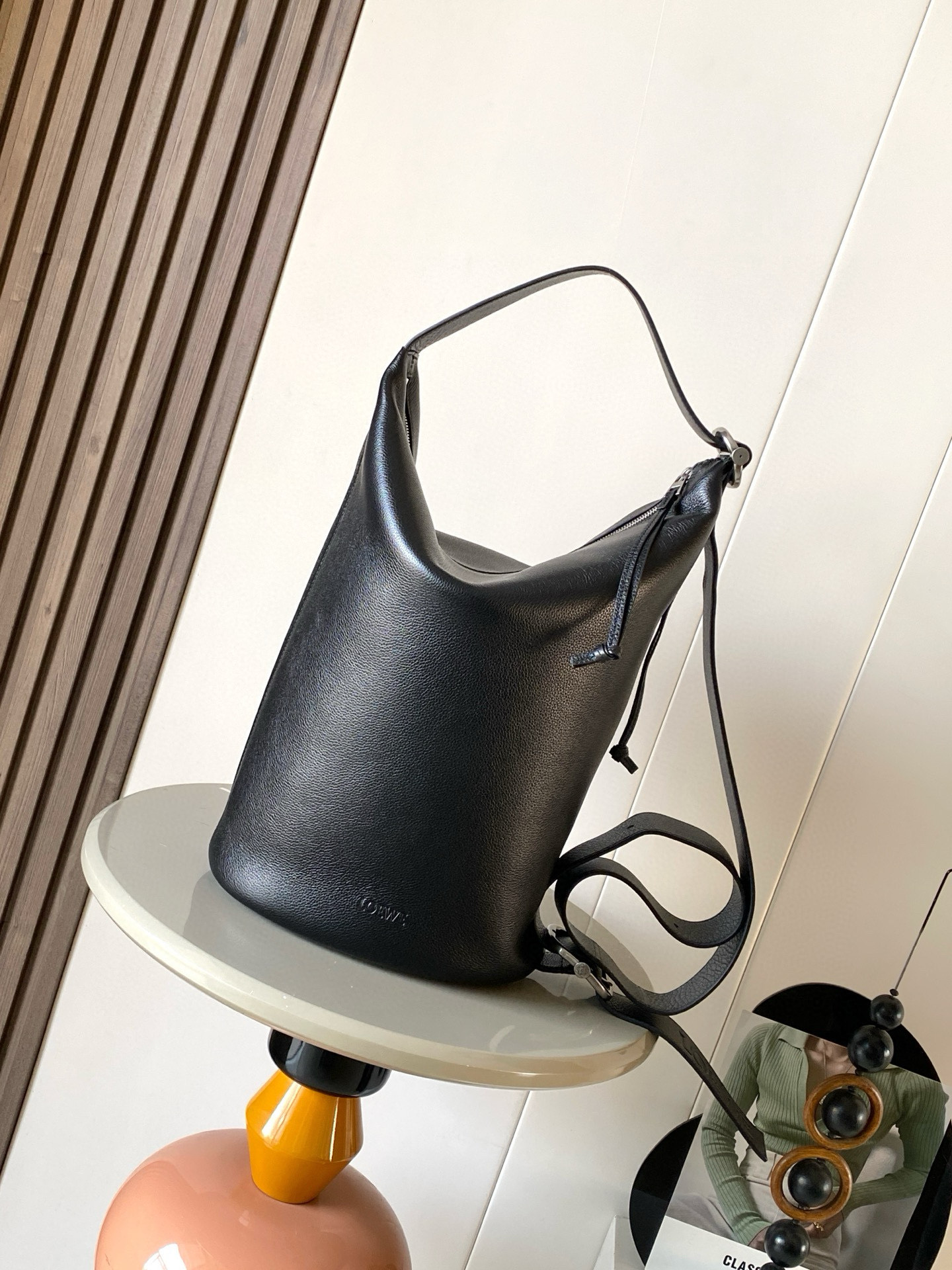 NO:719546,New Soft Grained Calfskin Loop Bucket Bag Loop combines the silhouette of a bucket bag with the effortless functionality of a travel bag to create a hybrid bag. Features a signature buckle and slider that can be worn multiple ways for easy and adjustable loops. Top and side zips for easy access to items. This version is crafted from soft grained calfskin. *Can be worn over the shoulder or cross-body. *Adjustable straps.  Size 39CM～39CM～15.5CM Style number 9158 Color black/deerskin, Loewe, loewe, travel bags, cowhide19860909新款 柔软粒面牛皮革 Loop 水桶手袋Loop 结合水桶手袋的廓形和旅行包的轻松功能造就混搭手袋采用标志性的搭扣和滑扣可以多种方式佩戴,方便轻松调整环带顶部和侧面拉链便于拿取物品此版本采用柔软粒面牛皮革制成*可肩背或斜挎*可调节肩带*拉链开合*一个拉链内袋*织物衬里 *L0EWE 压纹 尺寸39CM～39CM～15.5CM 款号9158 颜色黑色/鹿皮,罗意威,loewe,travel bags,cowhide,Bag