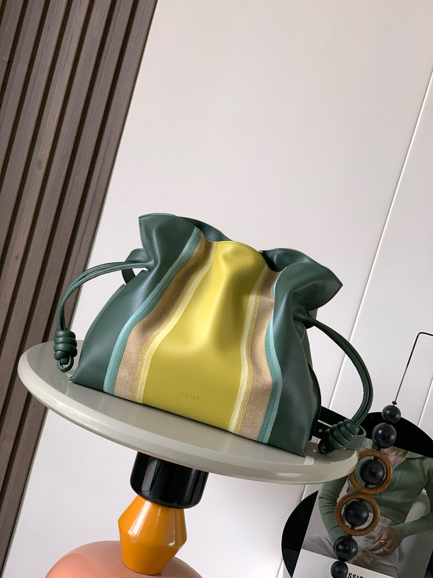 NO:719558,The new version of Dream Lucky Bag 30CM. The new Napa cow leather Flamenco clutch bag is tightened with a drawstring and tied with the iconic coiled knot. This version is made of Napa cow leather. This medium version is made of Napa cow leather and suede, layered and thinned to create a unique effect. It must be said that this brand fully demonstrates the softness and pragmatism of leather in Flamenco Knot. It can be said that you can feel whatever you want at Flamenco.  I found the perfect combination of drawstring bag and tote bag in Knot, which gives girls a different feeling. Although it looks simple, it is also very special and casual. The name of this bag is the same as the flamenco dance of the Spanish Gypsies, which also represents Loewe's casual, elegant and individual design style. The leather is smooth Spanish calfskin and feels very soft. The anti-suede leather lining is very solid and scratch-resistant. It has been highly exposed in street photos. In addition to being used as a shoulder  The bag can also be used as a handbag with the characteristic drawstring design and soft leather loading. Tightening the rope makes the lines smoother. It is very suitable for work or leisure. Size 30CM~24.5CM~10.5CM. Style No. 9164. Color Aquarius Green, Loewe, loewe, totes, handbag, cowhide19860909新版梦福袋30CM新款纳帕牛皮革Flamenco手拿包福袋采用拉绳收紧,并打上标志性的盘绕结这个版本采用纳帕牛皮革制成 此中号版本以纳帕牛皮革和绒面革打造层叠加压并削薄以造就独树一格的效果不得不说,这个品牌将皮质的柔软和实用主义都在Flamenco Knot上展现得淋漓尽致可以说是想要什么感觉都能在Flamenco Knot中找到了将抽绳包和托特包完美结合,带给女生们不一样的感觉虽然看上去简单不能再简单,但又很特别,随性有范这款包的名字与西班牙吉卜赛人的弗朗明戈舞蹈同名这恰好也代表着罗意威随性优雅又个性洒脱的设计风格皮料是光滑的西班牙小牛皮手感特别软,反绒面皮革里衬很扎实耐刮,街拍中曝光率极的它,除了可作shoulder bag亦可作手提袋特色的拉绳设计,以及柔软皮革加载,拉紧绳索更显流畅线条,无论上班或休闲都非常得宜 尺寸30CM~24.5CM~10.5CM 款号9164 颜色宝瓶绿拼,罗意威,loewe,totes,handbag,cowhide,Bag