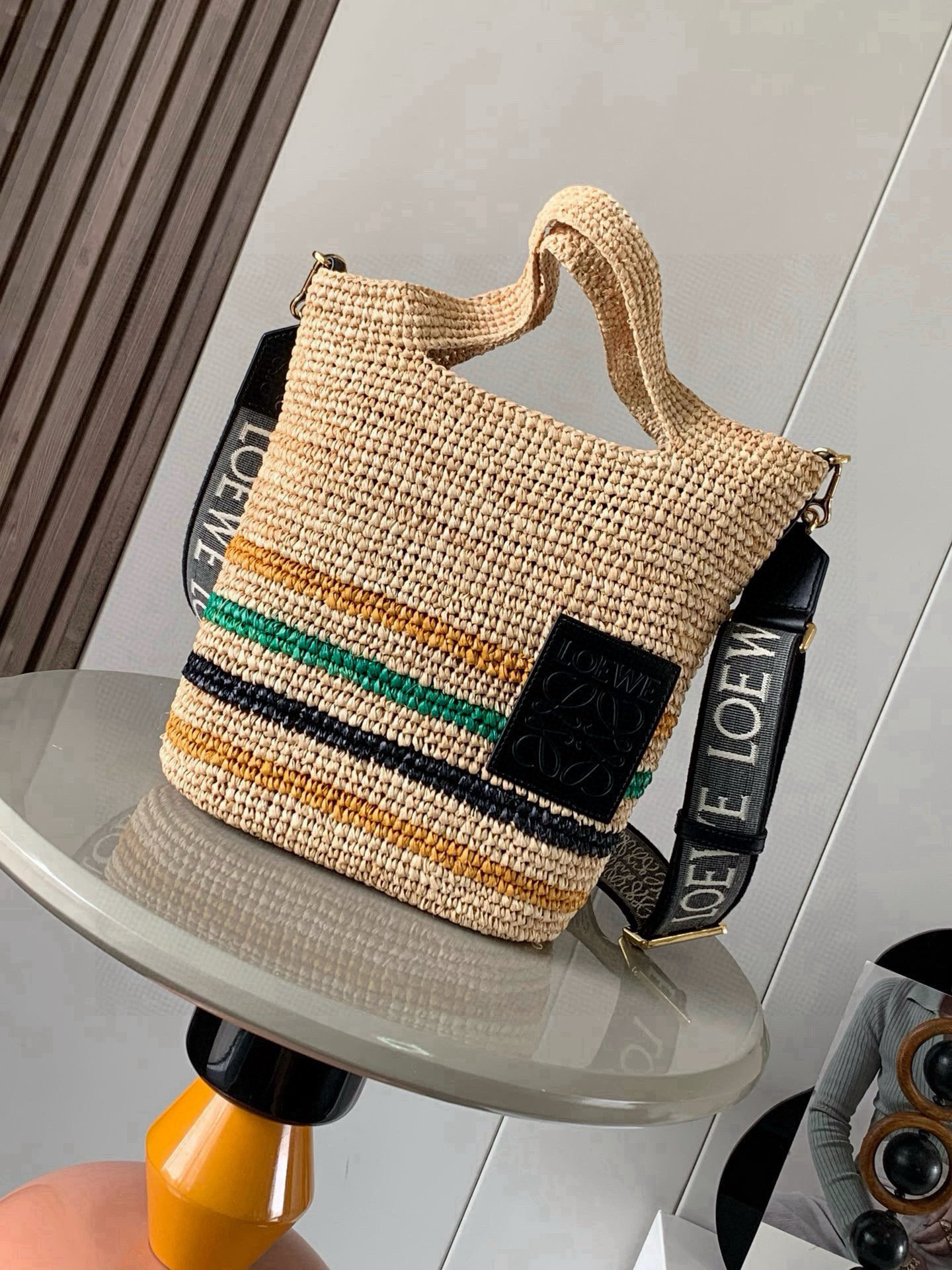 NO:719567,Popular Raffia and Cow Leather Slit Handbag Multifunctional Slit Tote Handbag The top handle and bag body are made of soft hand-woven raffia fiber. I feel sorry for myself if I don’t buy a straw bag in summer. It is perfect for travel in summer. It is refreshing and can be carried on your back and looks good!  Qingqing's versatile and unique lazy style design has great capacity. It combines exquisite craftsmanship with fashion and comes with an embroidered letter shoulder strap. I love it. Size 30CM~30CM~8CM. Style No. 6. Color: black, loewe, espadrilles, cowhide19860909爆款 酒椰纤维和牛皮革 Slit 手袋多功能 Slit Tote 手袋顶部手柄和包身均采用柔软的手工编织酒椰纤维制成夏季不买一个草编包都感觉对不起自己夏日超适合出游,清爽能装怎么背怎么好看！轻轻自己百搭独特的懒散风格设计容量也是杠杠的,精湛的工艺与时尚结合还配有一条刺绣字母肩带,太爱了 尺寸30CM~30CM~8CM 款号6 颜色黑色,罗意威,loewe,espadrilles,cowhide,Bag