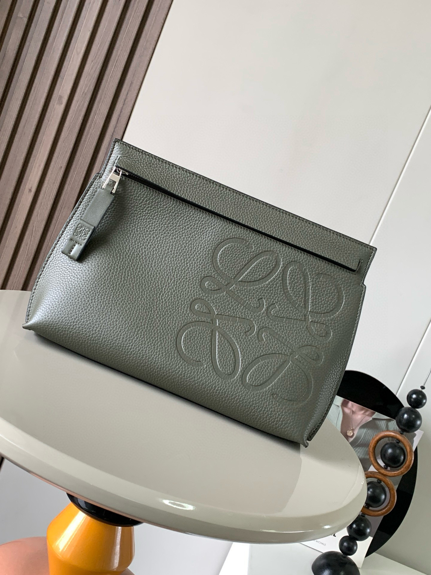 NO:719568,Grained cow leather TT Pouch handbag L0ewe's leather goods are beautiful and low-key. The material is grained calfskin. The size is a little larger than an A4 paper ~ it can hold a lot of things. The leather is rich, soft and textured. It is light in weight and has a large capacity. It is great for gift giving and personal use. It is a soft, multi-functional top zipper pouch. It has this unique name because of its unique T-bar shape. This version is made of grained cow leather and is decorated with Anagram. Embossed*Hand or armpit carry*Internal mobile phone pocket*Herringbone pattern cotton canvas lining Size 29CM~20.5CM~6.5CM Style number 9116 Color green, Loewe, loewe,cowhide19860909粒面牛皮革TT Pouch手包L0ewe家的皮具,好看又低调材质是粒面小牛皮,尺寸能比A4纸大一丢丟～能装不少东西皮质丰盈柔软有质感 自重轻 容量大 爱不释手送礼自用都很不错柔软,多功能的顶部拉链小袋,因为带有独特的T型杆廓形所以有了这个独特的名字这个版本采用粒面牛皮革制成,饰有Anagram 压纹*手拿或腋下携带*内部手机口袋*人字纹棉质帆布衬里 尺寸29CM~20.5CM~6.5CM 款号9116 颜色绿色,罗意威,loewe,cowhide,Bag