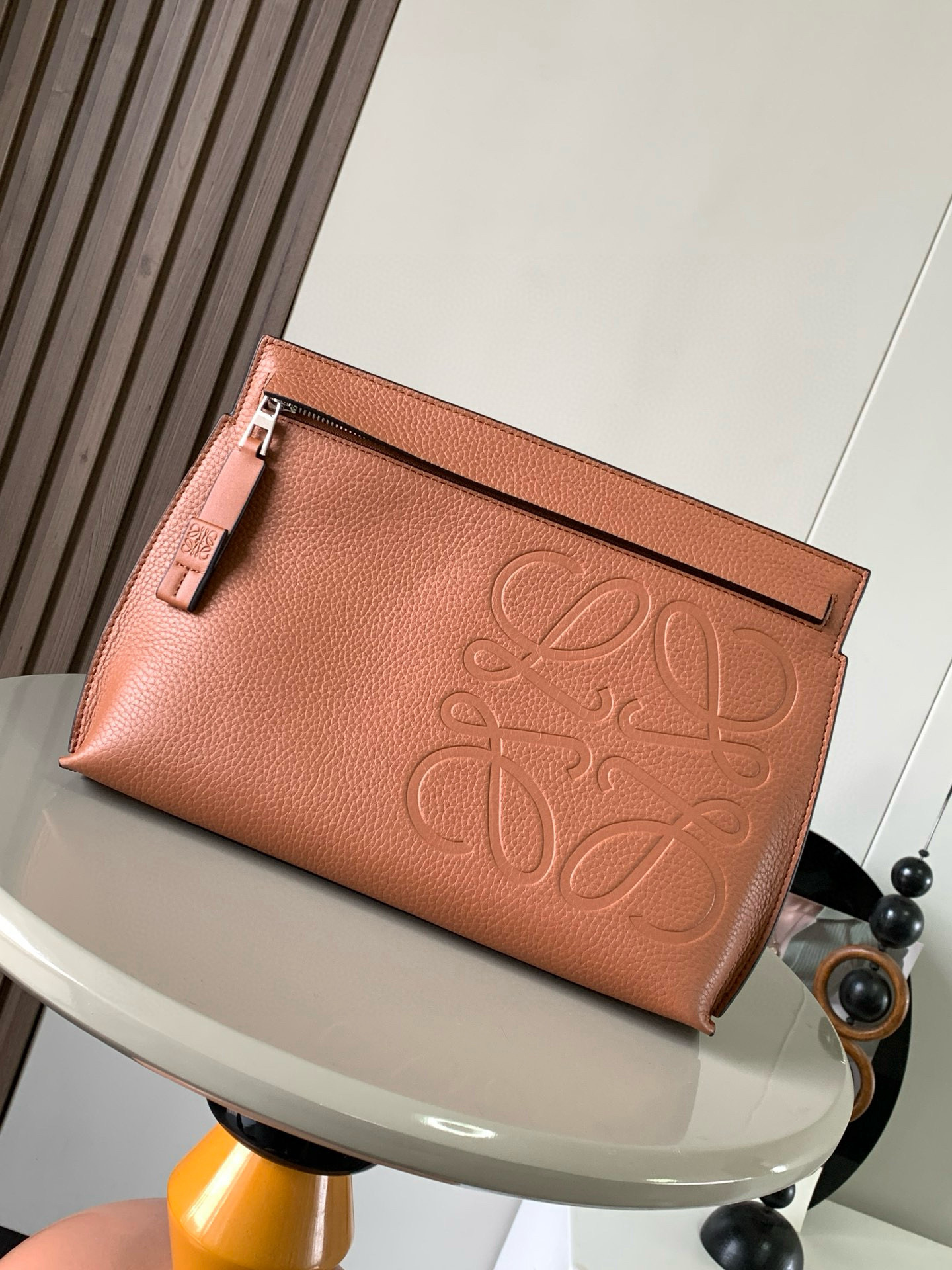 NO:719569,Grained cow leather TT Pouch handbag L0ewe's leather goods are beautiful and low-key. The material is grained calfskin. The size is a little larger than an A4 paper ~ it can hold a lot of things. The leather is rich, soft and textured. It is light in weight and has a large capacity. It is great for gift giving and personal use. It is a soft, multi-functional top zipper pouch. It has this unique name because of its unique T-bar shape. This version is made of grained cow leather and is decorated with Anagram. Embossed*Hand or armpit carry*Internal mobile phone pocket*Herringbone pattern cotton canvas lining Size 29CM~20.5CM~6.5CM Style No. 9116 Color brown, Loewe, loewe,cowhide19860909粒面牛皮革TT Pouch手包L0ewe家的皮具,好看又低调材质是粒面小牛皮,尺寸能比A4纸大一丢丟～能装不少东西皮质丰盈柔软有质感 自重轻 容量大 爱不释手送礼自用都很不错柔软,多功能的顶部拉链小袋,因为带有独特的T型杆廓形所以有了这个独特的名字这个版本采用粒面牛皮革制成,饰有Anagram 压纹*手拿或腋下携带*内部手机口袋*人字纹棉质帆布衬里 尺寸29CM~20.5CM~6.5CM 款号9116 颜色棕色,罗意威,loewe,cowhide,Bag