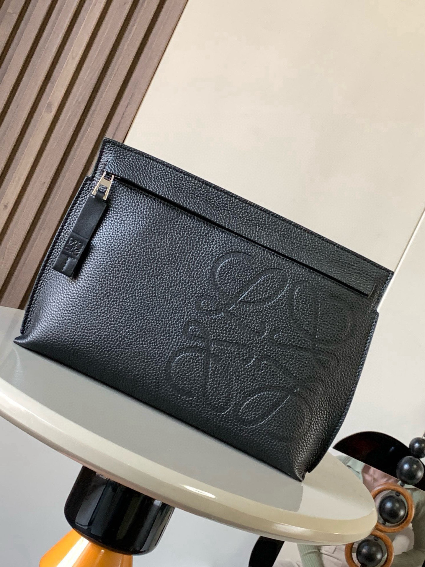 NO:719571,Grained cow leather TT Pouch handbag L0ewe's leather goods are beautiful and low-key. The material is grained calfskin. The size is a little larger than an A4 paper ~ it can hold a lot of things. The leather is rich, soft and textured. It is light in weight and has a large capacity. It is great for gift giving and personal use. It is a soft, multi-functional top zipper pouch. It has this unique name because of its unique T-bar shape. This version is made of grained cow leather and is decorated with Anagram. Embossed*Hand or armpit carry*Internal mobile phone pocket*Herringbone pattern cotton canvas lining Size 29CM~20.5CM~6.5CM Style number 9116 Color black, Loewe, loewe,cowhide19860909粒面牛皮革TT Pouch手包L0ewe家的皮具,好看又低调材质是粒面小牛皮,尺寸能比A4纸大一丢丟～能装不少东西皮质丰盈柔软有质感 自重轻 容量大 爱不释手送礼自用都很不错柔软,多功能的顶部拉链小袋,因为带有独特的T型杆廓形所以有了这个独特的名字这个版本采用粒面牛皮革制成,饰有Anagram 压纹*手拿或腋下携带*内部手机口袋*人字纹棉质帆布衬里 尺寸29CM~20.5CM~6.5CM 款号9116 颜色黑色,罗意威,loewe,cowhide,Bag