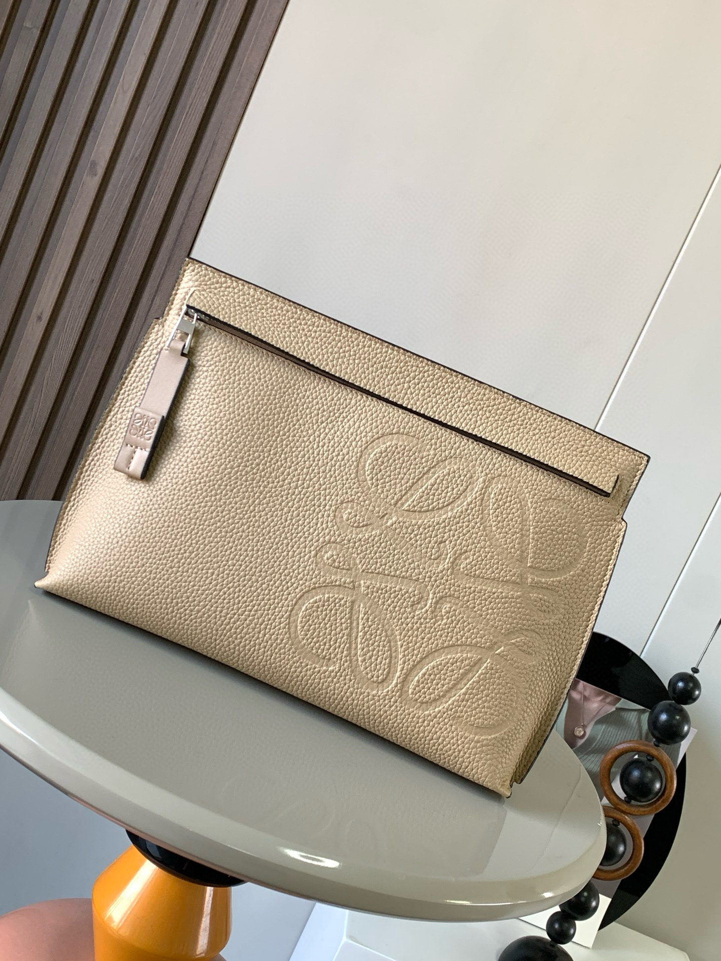 NO:719573,Grained cow leather TT Pouch handbag L0ewe's leather goods are beautiful and low-key. The material is grained calfskin. The size is a little larger than an A4 paper ~ it can hold a lot of things. The leather is rich, soft and textured. It is light in weight and has a large capacity. It is great for gift giving and personal use. It is a soft, multi-functional top zipper pouch. It has this unique name because of its unique T-bar shape. This version is made of grained cow leather and is decorated with Anagram. Embossed*Hand or armpit carry*Internal mobile phone pocket*Herringbone pattern cotton canvas lining Size 29CM~20.5CM~6.5CM Style number 9116 Color apricot, Loewe, loewe,cowhide19860909粒面牛皮革TT Pouch手包L0ewe家的皮具,好看又低调材质是粒面小牛皮,尺寸能比A4纸大一丢丟～能装不少东西皮质丰盈柔软有质感 自重轻 容量大 爱不释手送礼自用都很不错柔软,多功能的顶部拉链小袋,因为带有独特的T型杆廓形所以有了这个独特的名字这个版本采用粒面牛皮革制成,饰有Anagram 压纹*手拿或腋下携带*内部手机口袋*人字纹棉质帆布衬里 尺寸29CM~20.5CM~6.5CM 款号9116 颜色杏色,罗意威,loewe,cowhide,Bag