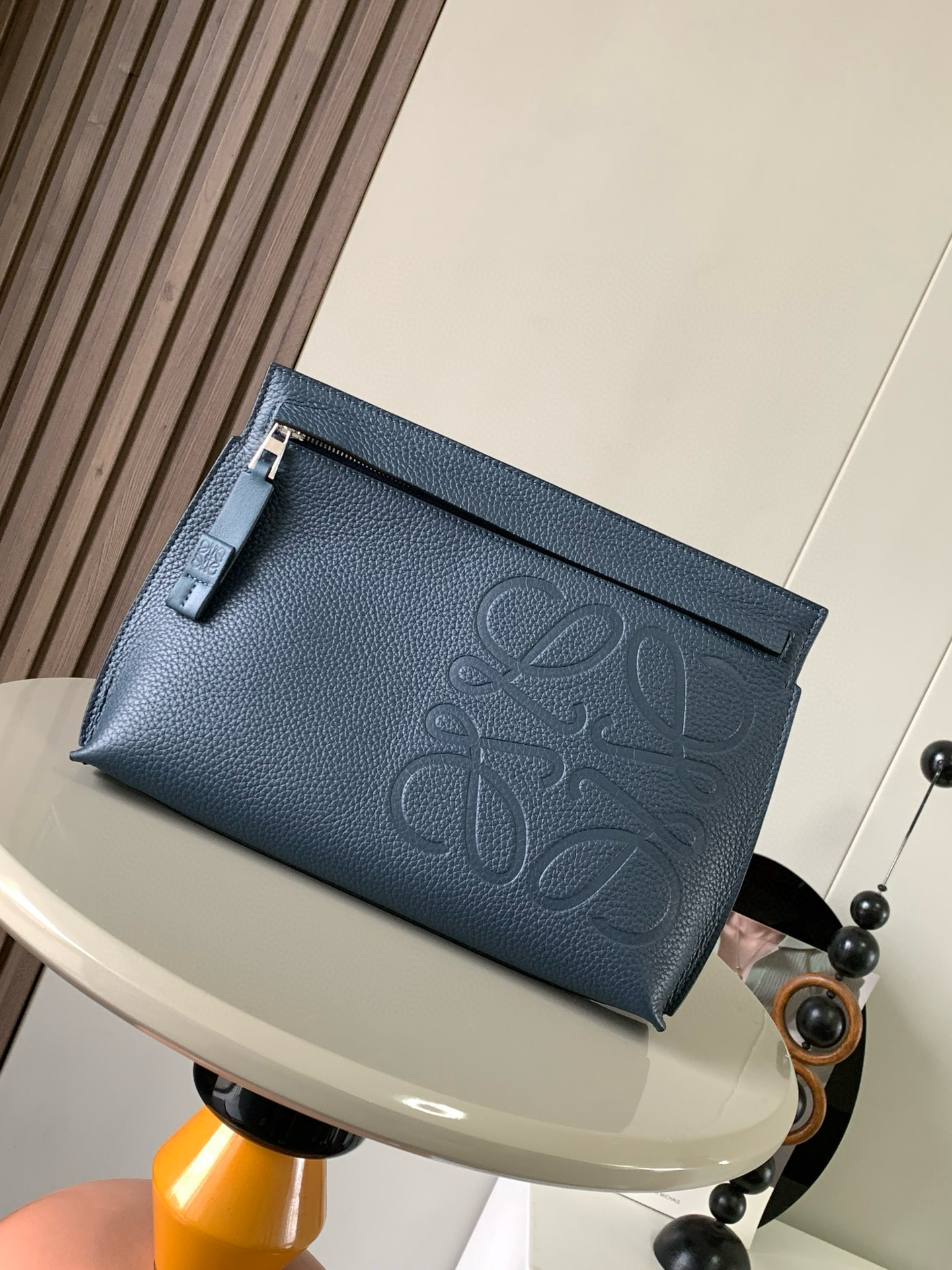 NO:719575,Grained cow leather TT Pouch handbag L0ewe's leather goods are beautiful and low-key. The material is grained calfskin. The size is a little larger than an A4 paper ~ it can hold a lot of things. The leather is rich, soft and textured. It is light in weight and has a large capacity. It is great for gift giving and personal use. It is a soft, multi-functional top zipper pouch. It has this unique name because of its unique T-bar shape. This version is made of grained cow leather and is decorated with Anagram. Embossed*Hand or armpit carry*Internal mobile phone pocket*Herringbone pattern cotton canvas lining Size 29CM~20.5CM~6.5CM Style number 9116 Color blue, Loewe, loewe,cowhide19860909粒面牛皮革TT Pouch手包L0ewe家的皮具,好看又低调材质是粒面小牛皮,尺寸能比A4纸大一丢丟～能装不少东西皮质丰盈柔软有质感 自重轻 容量大 爱不释手送礼自用都很不错柔软,多功能的顶部拉链小袋,因为带有独特的T型杆廓形所以有了这个独特的名字这个版本采用粒面牛皮革制成,饰有Anagram 压纹*手拿或腋下携带*内部手机口袋*人字纹棉质帆布衬里 尺寸29CM~20.5CM~6.5CM 款号9116 颜色蓝色,罗意威,loewe,cowhide,Bag