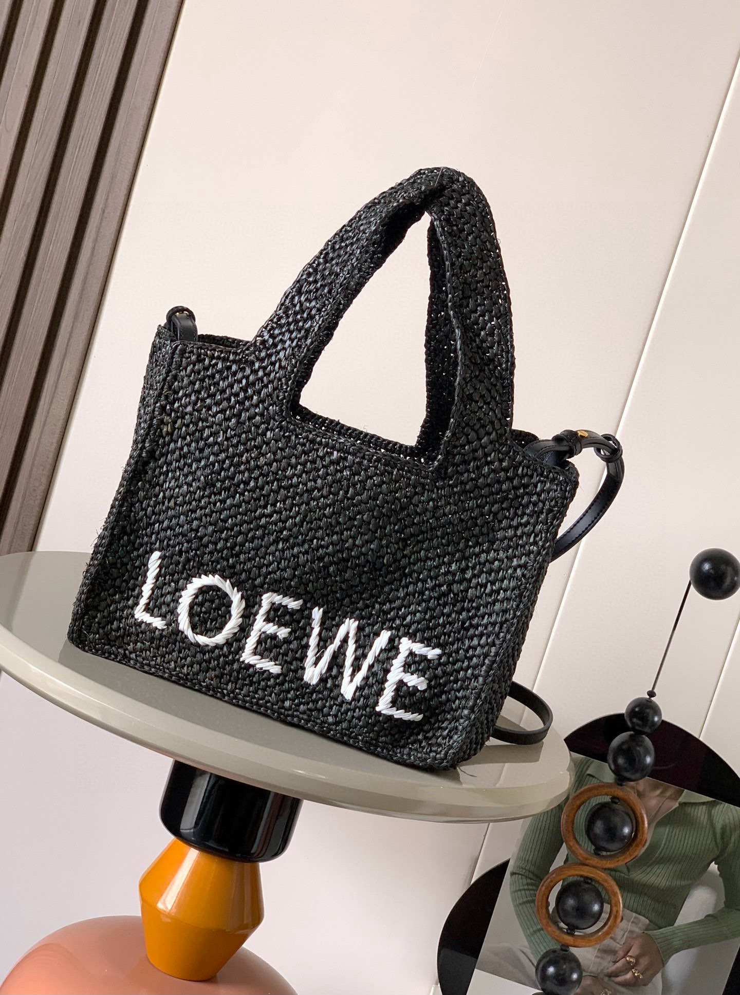 NO:719582,Small raffia fiber LOEWE Font Tote handbag LOEWE Font Tote is a rectangular handbag, completely woven from raffia fiber and decorated with contrasting color LOEWE logo. Picture size small version. *Hand-held or shoulder bag*Detachable and adjustable shoulder strap*Unlined Style No. 8021 Size 24cm～11cm～19.5cm Color black, Loewe, loewe, loewe19860909小号酒椰纤维LOEWE Font Tote 手袋LOEWE Font Tote 是一款长方体手袋,完全由酒椰纤维编织而成饰有对比色 LOEWE 标志 图片尺寸小号版本.＊手提或肩背＊可拆卸可调节肩带＊无衬里 款号8021 尺寸24cm～11cm～19.5cm 颜色黑色,罗意威,loewe,loewe,Bag
