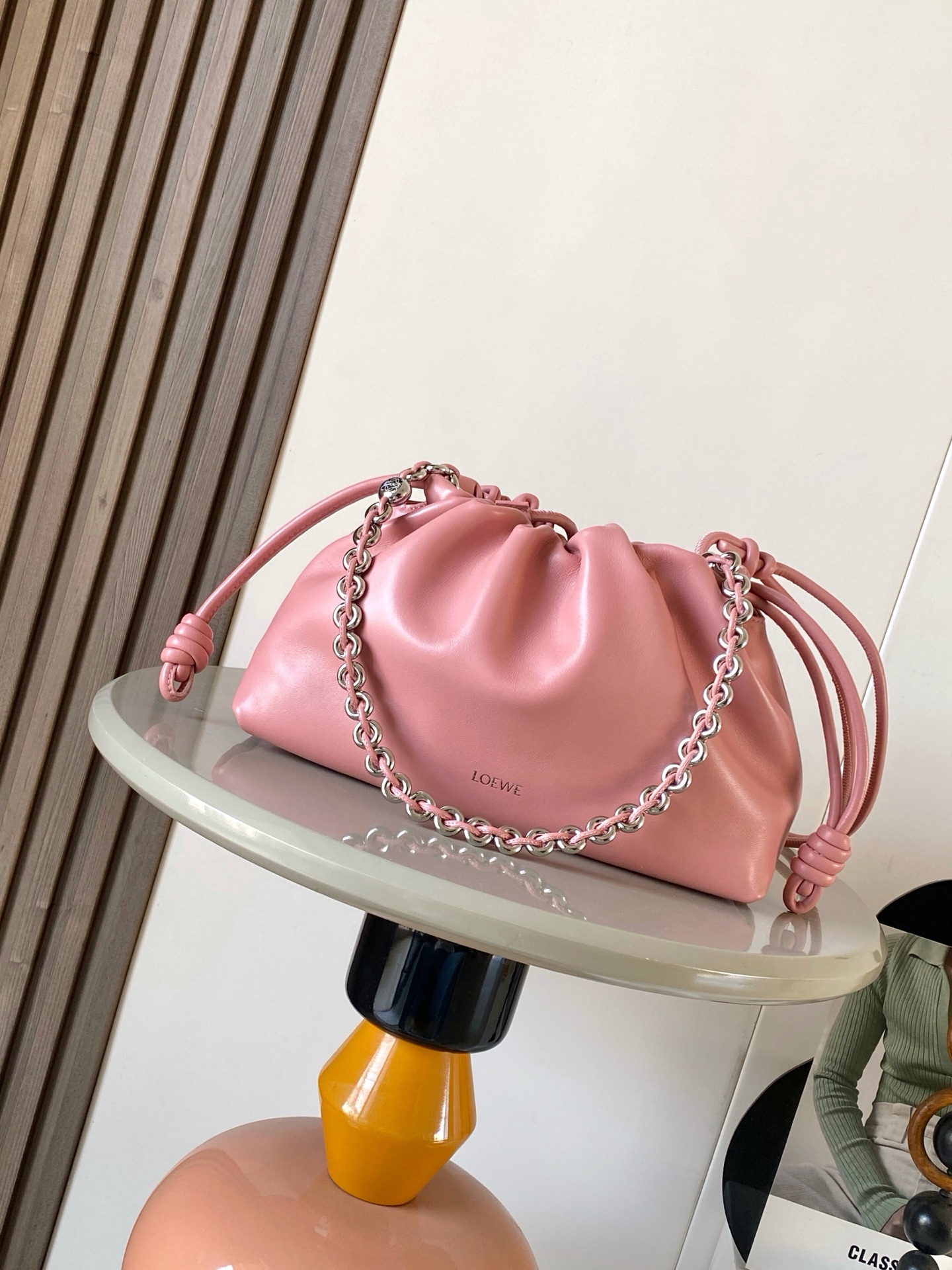 NO:719592,[Celebrity Style] Soft nappa sheep leather Flamenco Purse new clutch Flamenco Purse handbag features pleated design on the side with key details such as iconic knots. The style is fashionable and versatile and can be carried as a clutch bag or worn on the shoulder with a donut chain or worn cross-body with a leather shoulder strap. This version is made of soft nappa sheep leather. * Can be carried on the shoulder, cross-body or handheld * Detachable and adjustable leather shoulder strap * Detachable donut chain decorated with Anagram  Engraved pebble pattern＊Low-key magnetic buckle closure＊Suede lining＊LOEWE hot stamping or hot silver Style No. 9057 Size 30cm～20cm～10.5cm Color Rouge pink, Loewe, loewe, loewe, handbag, sheepskin19860909【明星同款】柔软纳帕羊皮革 Flamenco Purse 新款手拿包Flamenco Purse 手袋采用褶皱设计侧面搭配标志性绳结等关键细节.款式时尚百搭可作为手拿包携带亦可搭配甜甜圈链条肩背或搭配皮革肩带斜挎.此版本采用柔软纳帕羊皮革制成.＊可肩背、斜挎或手提＊可拆卸可调节皮革肩带＊可拆卸甜甜圈链条饰有 Anagram 镌刻卵石纹＊低调的磁扣开合＊绒面革衬里＊ LOEWE 烫金或烫银 款号9057 尺寸30cm～20cm～10.5cm 颜色胭脂粉,罗意威,loewe,loewe,handbag,sheepskin,Bag