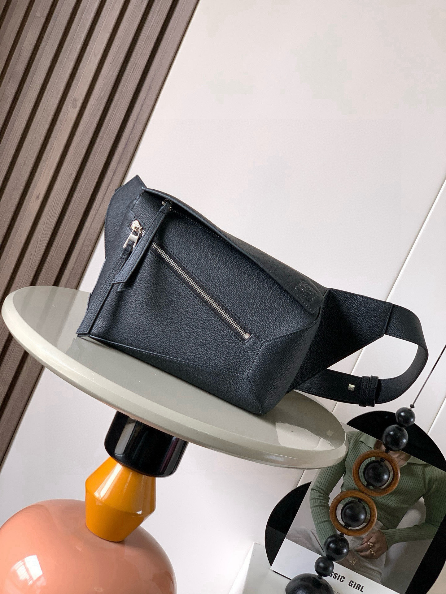 NO:719616,The new small classic cow leather Puzzle waist bag has a rectangular shape and precise cutting technology to create Puzzle's unique geometric lines. This small waist bag is made of classic cow leather. The leather is soft and lightweight, and the shape is low-key and recognizable. It can be worn with the back, whether it is business or leisure. I found a puzzle waist bag, which is relatively classic and puzzle is relatively niche. This waist bag removes the handle of the classic puzzle and puts the classic puzzle  The rear zipper bag has been moved to the front and the belt has also become a non-detachable latch buckle. The wide belt retains the classic puzzle casual and artistic basic bag shape, and the fork adds a cool mechanical feel. It is also classic and versatile. It not only has a considerable capacity but also has a better upper body proportion. It can be carried on the shoulder or crossbody, with an adjustable shoulder strap and a metal buckle opening and closing. Size 24CM ~ 16CM ~ 10.5CM. Style No. 9114  Color black litchi pattern,loewe,loewe,cowhide19860909新款小号经典牛皮革 Puzzle 腰包长方体形状和精确的切割技术创造了Puzzle 独特的几何线条这款小号腰包采用经典牛皮革制成皮质柔软轻便,造型低调有辨识度不管是商务还是休闲都可以搭配后来叉发现一款 puzzle腰包,相对经典,puzzle 来说比较小众此款腰包去掉了经典puzzle的手柄把经典puzzle 后面的后置拉链袋移到了前面腰带也变成不可拆卸插销扣宽腰带保留经典puzzle随性文艺的基本包型外,叉增加了一份酷酷的机械感同样经典百搭 不仅容量可观而且上身比例更好.肩背或斜挎 ,可调节肩带,配有金属搭扣开合 尺寸24CM～16CM～10.5CM 款号9114 颜色黑色荔枝纹,罗意威,loewe,cowhide,Bag