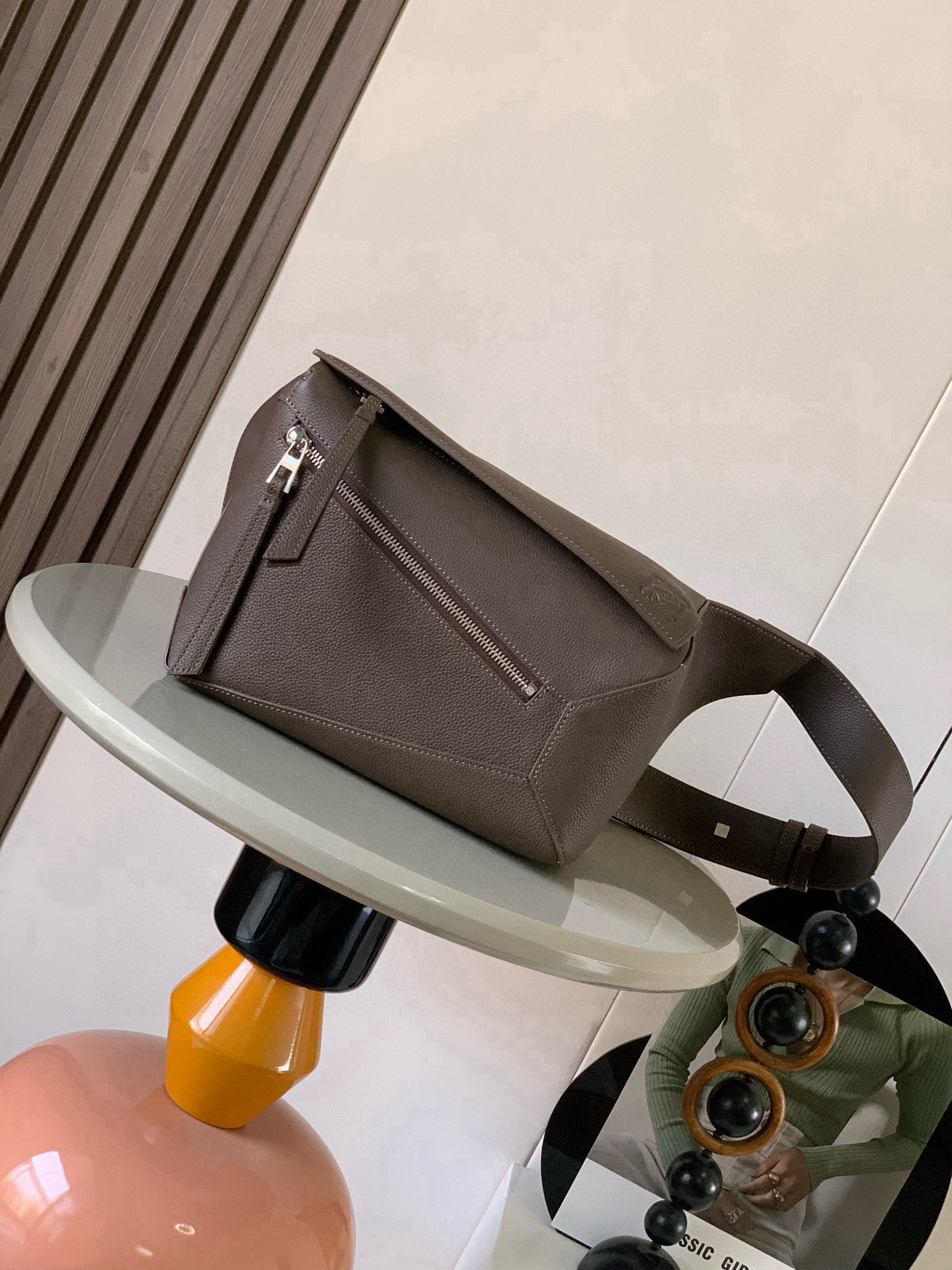 NO:719590,The new small classic cow leather Puzzle waist bag has a rectangular shape and precise cutting technology to create Puzzle's unique geometric lines. This small waist bag is made of classic cow leather. The leather is soft and lightweight, and the shape is low-key and recognizable. It can be worn with the back, whether it is business or leisure. I found a puzzle waist bag, which is relatively classic and puzzle is relatively niche. This waist bag removes the handle of the classic puzzle and puts the classic puzzle  The rear zipper bag has been moved to the front and the belt has also become a non-detachable latch buckle. The wide belt retains the classic puzzle casual and artistic basic bag shape, and the fork adds a cool mechanical feel. It is also classic and versatile. It not only has a considerable capacity but also has a better upper body proportion. It can be carried on the shoulder or crossbody, with an adjustable shoulder strap and a metal buckle opening and closing. Size 24CM ~ 16CM ~ 10.5CM. Style No. 9114  Color snow coffee color lychee, loewe, loewe, cowhide19860909新款小号经典牛皮革 Puzzle 腰包长方体形状和精确的切割技术创造了Puzzle 独特的几何线条这款小号腰包采用经典牛皮革制成皮质柔软轻便,造型低调有辨识度不管是商务还是休闲都可以搭配后来叉发现一款 puzzle腰包,相对经典,puzzle 来说比较小众此款腰包去掉了经典puzzle的手柄把经典puzzle 后面的后置拉链袋移到了前面腰带也变成不可拆卸插销扣宽腰带保留经典puzzle随性文艺的基本包型外,叉增加了一份酷酷的机械感同样经典百搭 不仅容量可观而且上身比例更好.肩背或斜挎 ,可调节肩带,配有金属搭扣开合 尺寸24CM～16CM～10.5CM 款号9114 颜色雪咖色荔,罗意威,loewe,cowhide,Bag