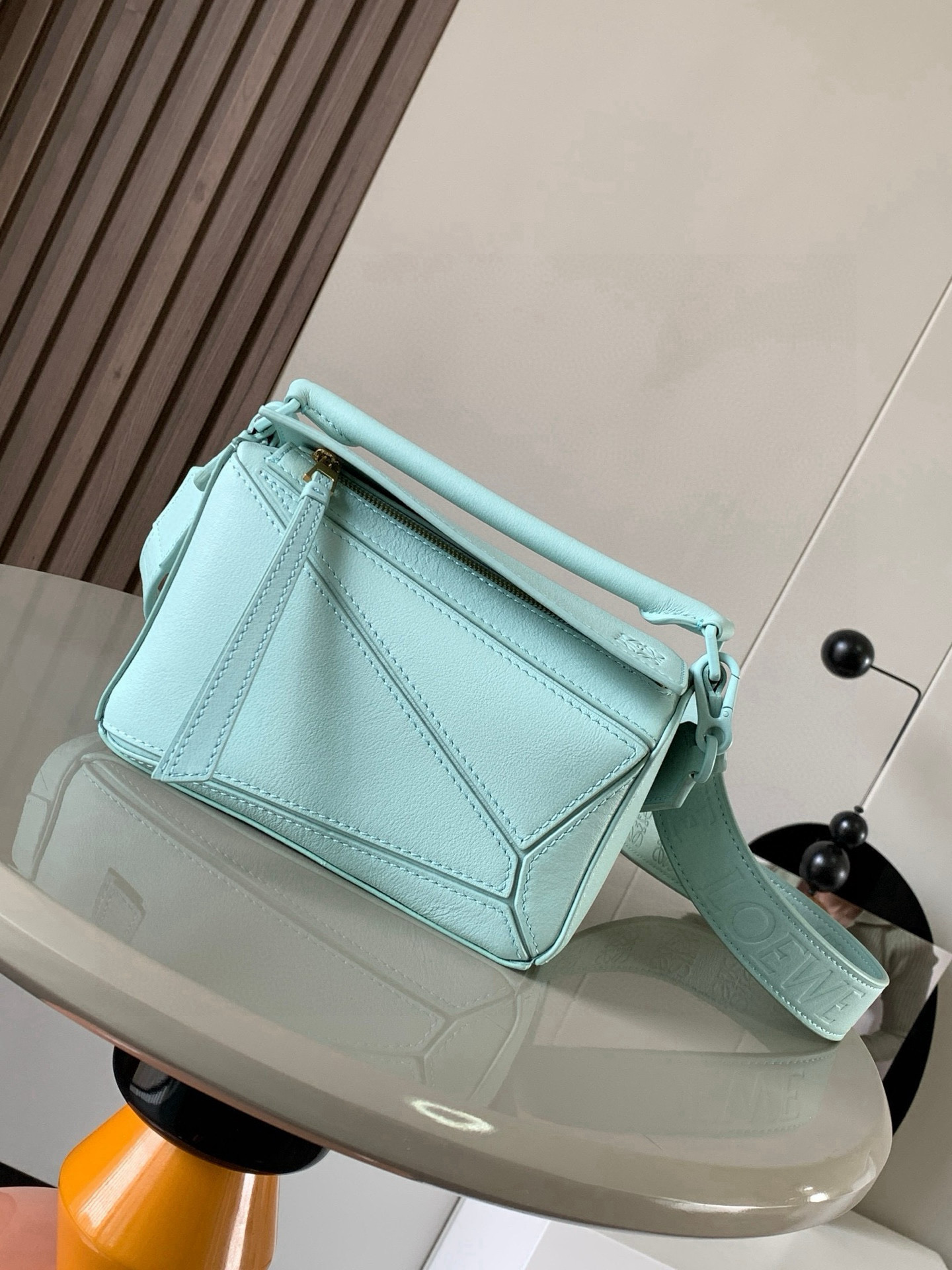 NO:719605,Geometric bag mini 18CM wide shoulder strap embossed Puzzle handbag imported calfskin plain grain Luojia popular geometric bag Puzzle handbag is the first handbag launched by creative director Jonathan Anderson for L0EWE. The rectangular shape and precise cutting technology create Puzzle's unique geometric lines. This mini size version is made of soft grained cow leather with different thick shoulder straps printed with L0EWE  The shoulder strap with the words and the metal buckle are in the same color as the bag, making the bag more fashionable. The overall weight of the bag is still very durable, lightweight, and can hold a lot of things. It is suitable for work and travel. Size 18CM～12.5CM～8CM Style No. 9020 Color iceberg blue, Loewe, loewe, loewe, cowhide19860909几何包迷你18CM宽肩带压花Puzzle手袋原厂进口小牛皮平纹 罗家爆款几何包Puzzle 手袋是创意总监乔纳森·安德森为 L0EWE 推出的首款手提包长方体形状和精确的切割技术创造了 Puzzle 独特的几何线条这个迷你尺寸版本采用柔软粒面牛皮革制成不一样的粗肩带,印有 L0EWE 字样的肩带,金属扣位置采用了与包包同一色系让包包更加时尚,整体依然保持包包很轻的重量十分耐用,轻便,能装很多东西,适合上班,旅游 尺寸18CM～12.5CM～8CM 款号9020 颜色冰山蓝,罗意威,loewe,loewe,cowhide,Bag