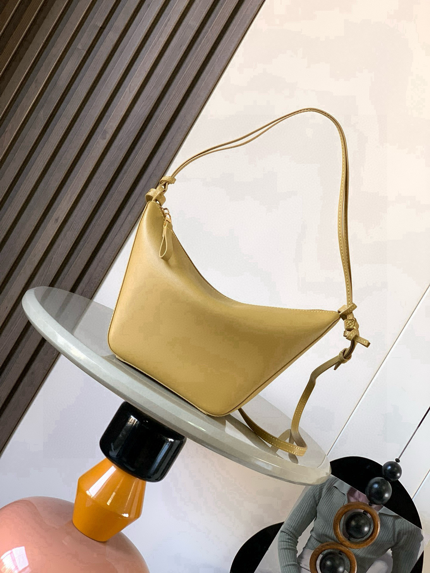 NO:719614,The popular HammockHobo handbag is a new hammock bag/underarm bag, which has three functions: portable, shoulder, and diagonal hanging!  There are many ways to DIY freely. The super versatile Hammock Hobo handbag deconstructs the design of the classic handbag that can easily change its shape, retaining the representative hammock shape, and creates a fashionable, versatile and ergonomic Hobo handbag. The upper body can only be so fragrant!  The two shoulder straps can be worn under the arm or cross-body. The whole body of the bag is super soft. The details include dice beading. The classic short front and long back, the characteristic small round hem, and the whole playful feel. This version is made of classic cow leather. The knotted cow leather strap can be personalized.  Size 28～19～9.5CM Style No. 9023 Color desert yellow, Loewe, loewe, cowhide19860909爆款HammockHobo手袋新款吊床包/腋下包,一款三用:手提、肩背、斜挂！可以自由DIY玩法多多,超级百搭Hammock Hobo手袋将经典手袋能轻松改变形状的设计进行解构保留颇具代表性的吊床造型,打造出一款时尚百搭且符合人体工学的 Hobo 手袋上身只能太香了！两根肩带可以腋下也可以斜挎包身全牛皮超级柔软,细节之处有的骰子串珠经典的前短后长,特色的小圆摆,一整个俏皮感此版本采用经典牛皮革制成,打结牛皮革带子可进行个性化设计＊可肩背、斜背或手提＊拉链开合＊牛皮革拉链头＊人字纹棉质帆布衬里＊ 尺寸28～19～9.5CM 款号9023 颜色沙漠黄,罗意威,loewe,cowhide,Bag
