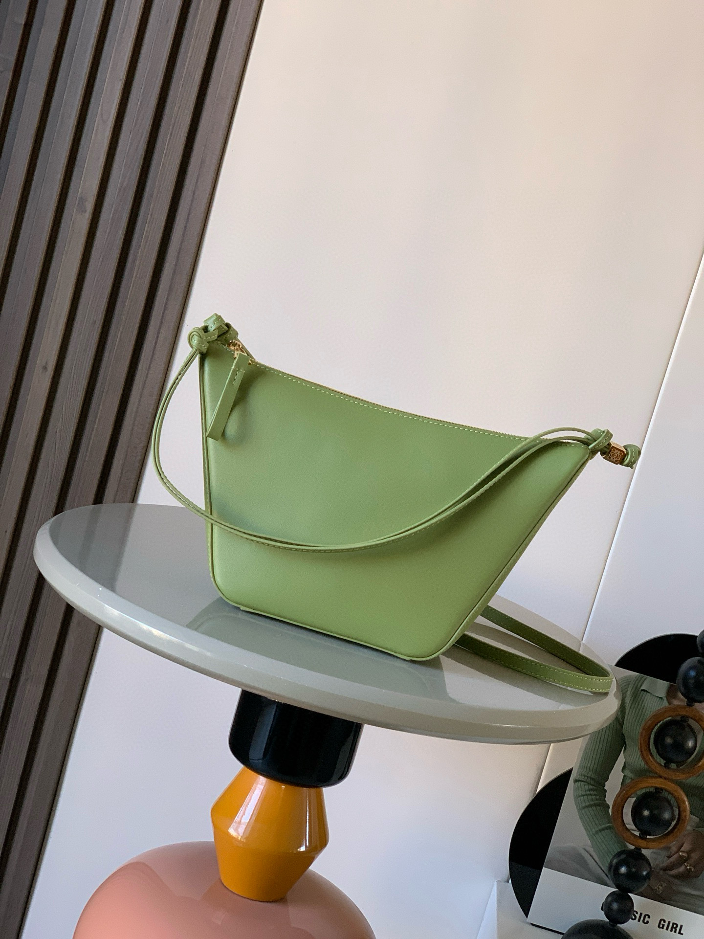 NO:719632,The popular HammockHobo handbag is a new hammock bag/underarm bag, which has three functions: portable, shoulder, and diagonal hanging!  There are many ways to DIY freely. The super versatile Hammock Hobo handbag deconstructs the design of the classic handbag that can easily change its shape, retaining the representative hammock shape, and creates a fashionable, versatile and ergonomic Hobo handbag. The upper body can only be so fragrant!  The two shoulder straps can be worn under the arm or cross-body. The whole body of the bag is super soft. The details include dice beading. The classic short front and long back, the characteristic small round hem, and the whole playful feel. This version is made of classic cow leather. The knotted cow leather strap can be personalized.  Size 28～19～9.5CM Style No. 9023 Color light moss, Loewe, loewe, cowhide19860909爆款HammockHobo手袋新款吊床包/腋下包,一款三用:手提、肩背、斜挂！可以自由DIY玩法多多,超级百搭Hammock Hobo手袋将经典手袋能轻松改变形状的设计进行解构保留颇具代表性的吊床造型,打造出一款时尚百搭且符合人体工学的 Hobo 手袋上身只能太香了！两根肩带可以腋下也可以斜挎包身全牛皮超级柔软,细节之处有的骰子串珠经典的前短后长,特色的小圆摆,一整个俏皮感此版本采用经典牛皮革制成,打结牛皮革带子可进行个性化设计＊可肩背、斜背或手提＊拉链开合＊牛皮革拉链头＊人字纹棉质帆布衬里＊ 尺寸28～19～9.5CM 款号9023 颜色浅苔藓色,罗意威,loewe,cowhide,Bag