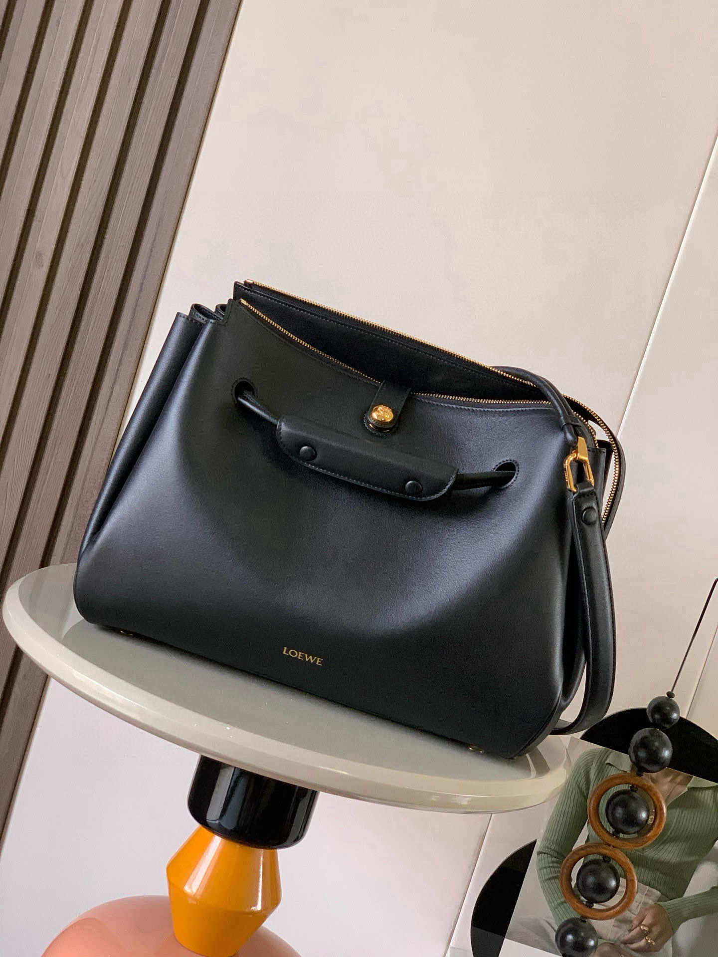 NO:719619,Large Madrid bag in soft calfskin Madrid has a soft, structured trapezoidal shape with gusseted design, adjustable handles and Pebble magnetic closure This large version is made from soft calfskin leather *Can be worn on the shoulder, crossbody or by hand *Adjustable shoulder strap with leather extension *AnagramPebble magnetic zip closure *One zipped interior pocket *Anagram Pebble metal feet *Nappa sheepskin lining  Size 33CM～24CM～12.5CM Style number 9148 Color black, Loewe, loewe, cowhide, sheepskin19860909大号柔软牛皮革 Madrid手袋Madrid 具有柔软的结构感梯形造型采用角撑设计,搭配可调节提手和 Pebble 磁扣此大号版本采用柔软牛皮革制成*可肩背、斜挎或手提*可调节肩带,搭配皮革延长带 *AnagramPebble 磁扣开合拉链开合*一个拉链内袋 *Anagram Pebble金属脚钉*纳帕羊皮革衬里 尺寸33CM～24CM～12.5CM 款号9148 颜色黑色,罗意威,loewe,cowhide,sheepskin,Bag