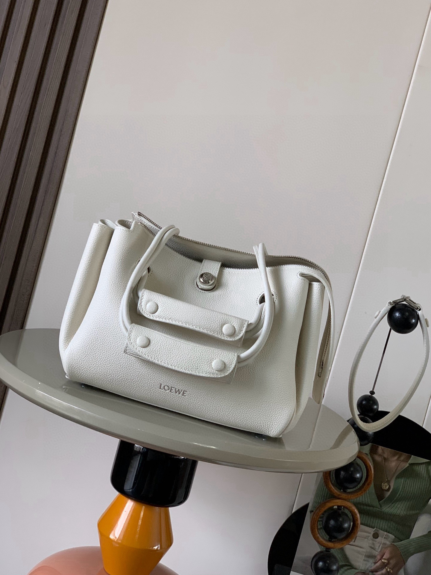 NO:719627,Small Madrid bag in soft calfskin Madrid has a soft structured trapezoidal shape with gusseted design, adjustable handles and Pebble magnetic closure This small version is made of soft calfskin *Can be worn on the shoulder, crossbody or by hand *Adjustable shoulder strap with leather extension *AnagramPebble magnetic zipper closure *One zipped interior pocket *Anagram Pebble metal feet *Nappa sheepskin lining  Size 23.5CM～19CM～10CM Style No. 9146 Color White Li, Loewe, loewe, cowhide, sheepskin19860909小号柔软牛皮革 Madrid手袋Madrid 具有柔软的结构感梯形造型采用角撑设计,搭配可调节提手和 Pebble 磁扣此小号版本采用柔软牛皮革制成*可肩背、斜挎或手提*可调节肩带,搭配皮革延长带 *AnagramPebble 磁扣开合拉链开合*一个拉链内袋 *Anagram Pebble金属脚钉*纳帕羊皮革衬里 尺寸23.5CM～19CM～10CM 款号9146 颜色白色荔,罗意威,loewe,cowhide,sheepskin,Bag