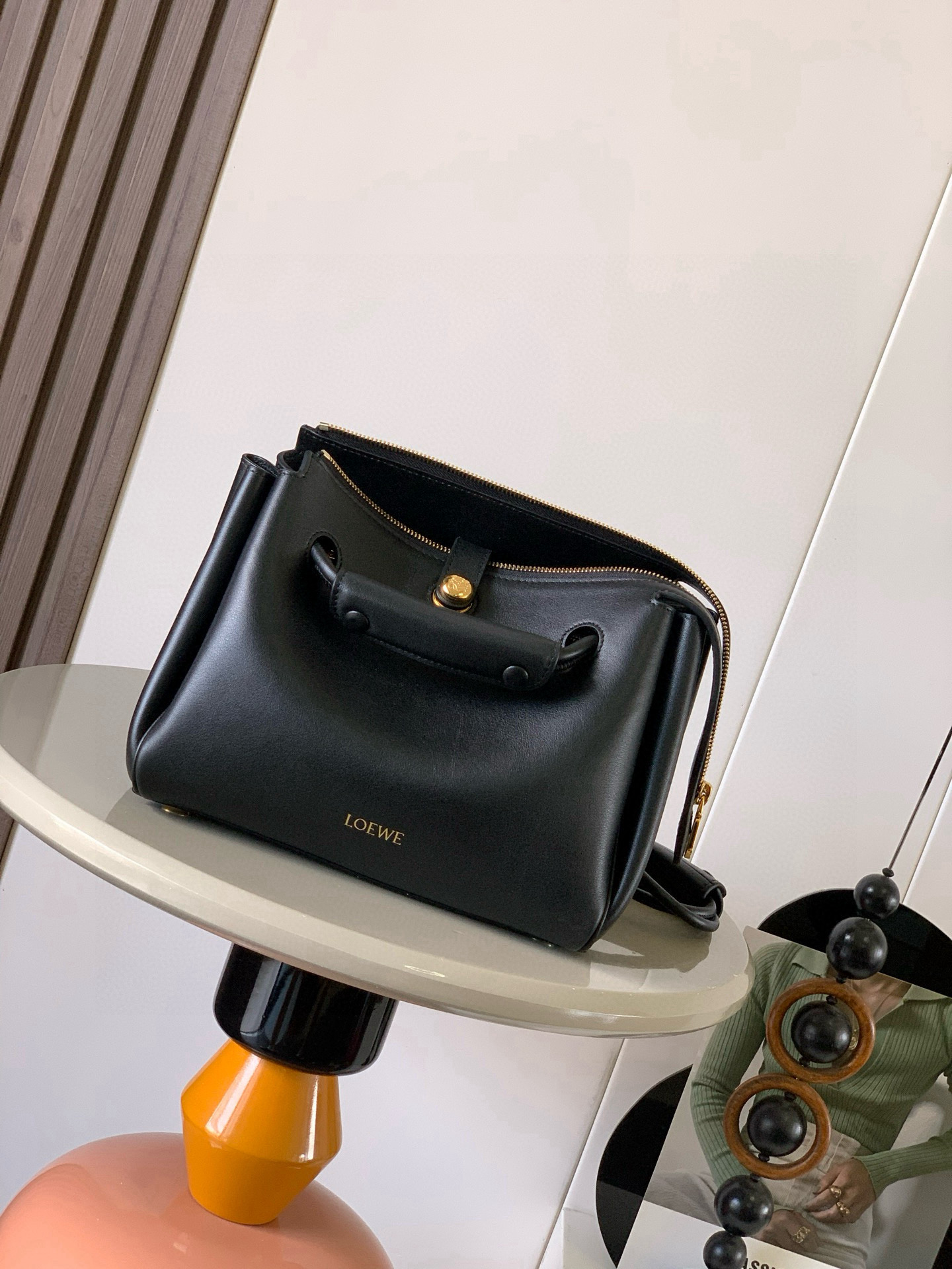 NO:719635,Small Madrid bag in soft calfskin Madrid has a soft structured trapezoidal shape with gusseted design, adjustable handles and Pebble magnetic closure This small version is made of soft calfskin *Can be worn on the shoulder, crossbody or by hand *Adjustable shoulder strap with leather extension *AnagramPebble magnetic zipper closure *One zipped interior pocket *Anagram Pebble metal feet *Nappa sheepskin lining  Size 23.5CM～19CM～10CM Style No. 9146 Color Black, Loewe, loewe, cowhide, sheepskin19860909小号柔软牛皮革 Madrid手袋Madrid 具有柔软的结构感梯形造型采用角撑设计,搭配可调节提手和 Pebble 磁扣此小号版本采用柔软牛皮革制成*可肩背、斜挎或手提*可调节肩带,搭配皮革延长带 *AnagramPebble 磁扣开合拉链开合*一个拉链内袋 *Anagram Pebble金属脚钉*纳帕羊皮革衬里 尺寸23.5CM～19CM～10CM 款号9146 颜色黑色,罗意威,loewe,cowhide,sheepskin,Bag