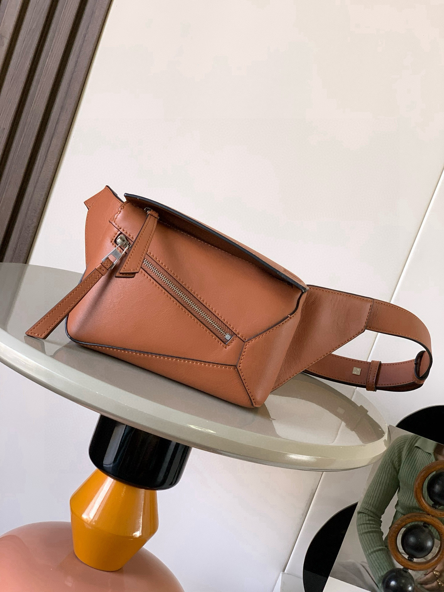 NO:719640,The new mini classic cow leather Puzzle waist bag has a rectangular shape and precise cutting technology to create Puzzle's unique geometric lines. This small mini waist bag is made of classic cow leather. The leather is soft and lightweight, and the shape is low-key and recognizable. It can be matched for business or leisure. Later, I found a puzzle waist bag, which is relatively classic and relatively niche for puzzle. This waist bag removes the handle of the classic puzzle and turns the classic puzzle  The rear zipper bag has been moved to the front belt and has become a non-detachable latch buckle wide belt. In addition to retaining the classic puzzle casual and artistic basic bag shape, the fork adds a cool mechanical feel. It is also classic and versatile. It has a considerable capacity and a better upper body proportion. Shoulder or cross-body, adjustable shoulder strap, equipped with metal buckle closure. Size 18CM～12CM～7.5CM. Style No. 9115. Color Brown, Loewe, Loewe, Cowhide19860909新款迷你号经典牛皮革 Puzzle 腰包长方体形状和精确的切割技术创造了Puzzle 独特的几何线条这款小迷你号腰包采用经典牛皮革制成皮质柔软轻便,造型低调有辨识度不管是商务还是休闲都可以搭配后来叉发现一款 puzzle腰包,相对经典,puzzle 来说比较小众此款腰包去掉了经典puzzle的手柄把经典puzzle 后面的后置拉链袋移到了前面腰带也变成不可拆卸插销扣宽腰带保留经典puzzle随性文艺的基本包型外,叉增加了一份酷酷的机械感同样经典百搭不仅容量可观而且上身比例更好.肩背或斜挎 ,可调节肩带,配有金属搭扣开合 尺寸18CM～12CM～7.5CM 款号9115 颜色棕色,罗意威,loewe,cowhide,Bag