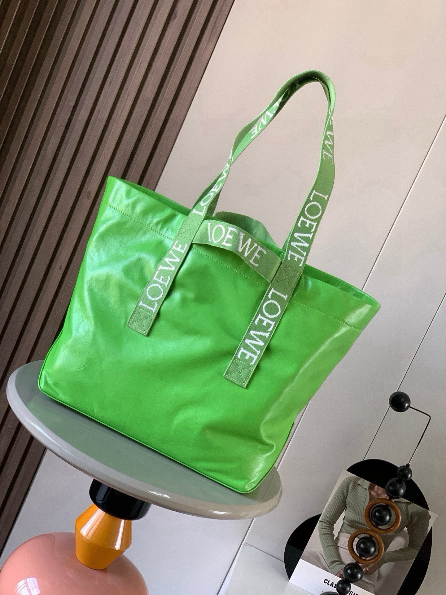 NO:719656,[Gift] Fold Shopper handbag Luojia’s new shopping bag, unisex, is really popular ~ Luojia’s latest new shopping bag/mummy bag Fold Shopper is a multi-functional and lightweight handbag. The double handles are decorated with brand logos. The bottom of the handbag can be folded flat, suitable for travel. The silhouette is awesome, natural and lazy without losing personality, paper grain cowhide  The upper body is light and comfortable, and the long and short shoulder straps can be flexibly switched. Whether it is carried on one shoulder or in the hand, it looks great. It can be used as a mommy bag for daily commuting, short-term travel, and business trips. It is also a very fashionable and practical bag!  Fold Shopper's fashionable and casual tote bag, easy to match with any one, super practical... Size 50CM~31CM~20CM Style No. 9014 Color apple green, Loewe, loewe, loewe, totes, cowhide19860909[礼物]Fold Shopper手袋罗家新款购物袋男女通用款真的很炸～罗家最新秀款购物袋/妈咪袋Fold Shopper 是一款多功能、轻便的手袋,双提手饰有品牌标志手袋的底部可以折平,适合旅行.版型轮廓超赞自然慵懒又不失个性,纸纹牛皮 上身轻盈又舒适,长短肩带可灵活切换无论单肩、手拎颜值都很在线日常通勤、短期旅游、出差都可以当妈咪包也OK是非常时髦又实用的一款包冲！Fold Shopper时尚随意感的托特包,任意搭配都很随性,超级实用… 尺寸50CM~31CM～20CM 款号9014 颜色苹果绿,罗意威,loewe,loewe,totes,cowhide,Bag