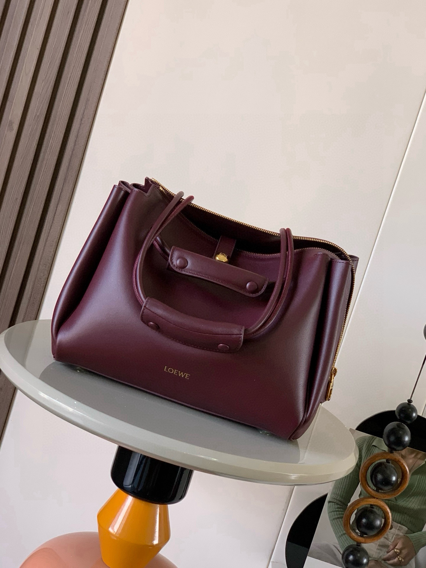 NO:719647,Medium Madrid bag in soft calfskin Madrid has a soft structured trapezoidal shape with gusseted design, adjustable handles and Pebble magnetic closure This medium version is made of soft calfskin *Can be worn on the shoulder, cross-body or by hand*Adjustable shoulder strap with leather extension *AnagramPebble magnetic zipper closure*One zipped interior pocket *Anagram Pebble metal feet *Nappa sheepskin lining  Size 28.5CM～23CM～11CM Style No. 9147 Color Burgundy red, Loewe, loewe, cowhide, sheepskin19860909中号柔软牛皮革 Madrid手袋Madrid 具有柔软的结构感梯形造型采用角撑设计,搭配可调节提手和 Pebble 磁扣此中号版本采用柔软牛皮革制成*可肩背、斜挎或手提*可调节肩带,搭配皮革延长带 *AnagramPebble 磁扣开合拉链开合*一个拉链内袋 *Anagram Pebble金属脚钉*纳帕羊皮革衬里 尺寸28.5CM～23CM～11CM 款号9147 颜色勃艮地红,罗意威,loewe,cowhide,sheepskin,Bag