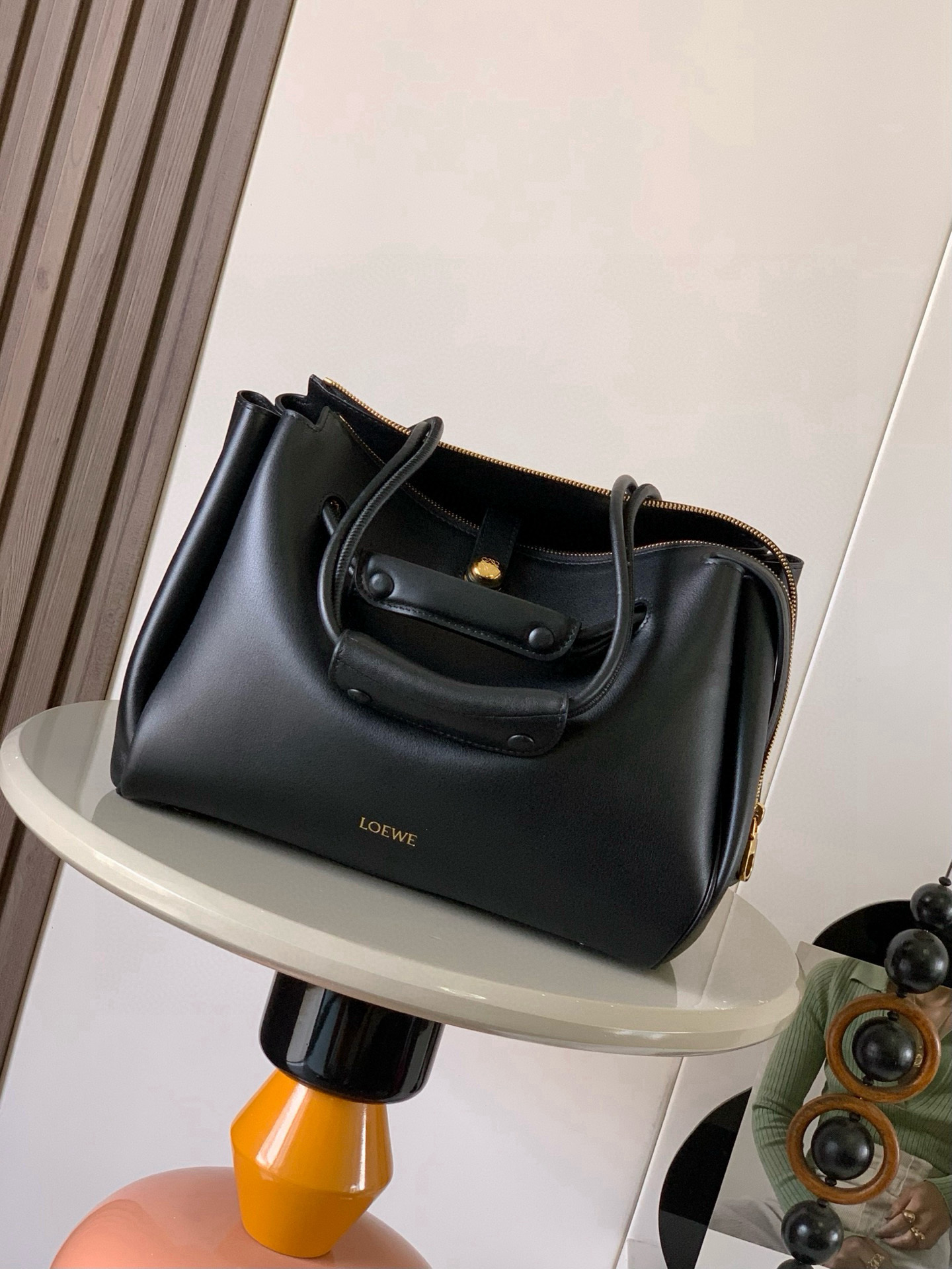 NO:719649,Medium Madrid bag in soft calfskin Madrid has a soft structured trapezoidal shape with gusseted design, adjustable handles and Pebble magnetic closure This medium version is made of soft calfskin *Can be worn on the shoulder, cross-body or by hand*Adjustable shoulder strap with leather extension *AnagramPebble magnetic zipper closure*One zipped interior pocket *Anagram Pebble metal feet *Nappa sheepskin lining  Size 28.5CM～23CM～11CM Style No. 9147 Color Black, Loewe, loewe, cowhide, sheepskin19860909中号柔软牛皮革 Madrid手袋Madrid 具有柔软的结构感梯形造型采用角撑设计,搭配可调节提手和 Pebble 磁扣此中号版本采用柔软牛皮革制成*可肩背、斜挎或手提*可调节肩带,搭配皮革延长带 *AnagramPebble 磁扣开合拉链开合*一个拉链内袋 *Anagram Pebble金属脚钉*纳帕羊皮革衬里 尺寸28.5CM～23CM～11CM 款号9147 颜色黑色,罗意威,loewe,cowhide,sheepskin,Bag