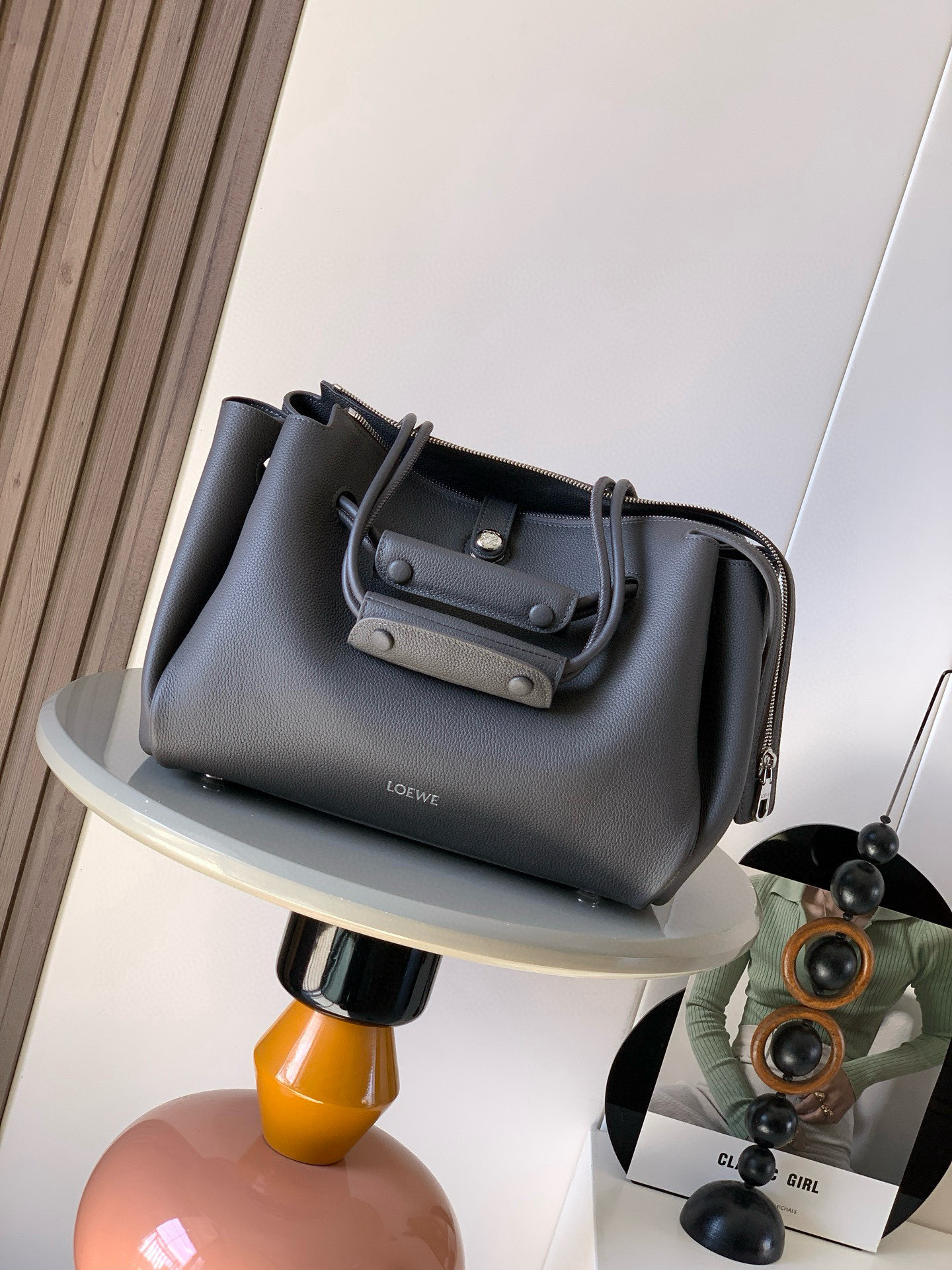 NO:719654,Medium Madrid bag in pebbled supple calfskin. Madrid has a soft, structured trapezoidal shape with gusseted design, adjustable handles and magnetic Pebble closure. This small version is made from supple calfskin leather. *Can be worn on the shoulder, cross-body or by hand. *Adjustable shoulder strap with leather extension *Anagram Pebble magnetic zip closure *One internal zipped pocket *Anagram Pebble metal feet *Nappa sheepskin lining  Size 28.5CM～23CM～11CM Style No. 9147 Color Brown Li, Loewe, loewe, cowhide, sheepskin19860909中号柔软牛皮革荔枝纹Madrid手袋Madrid 具有柔软的结构感梯形造型采用角撑设计,搭配可调节提手和 Pebble 磁扣此小号版本采用柔软牛皮革制成*可肩背、斜挎或手提*可调节肩带,搭配皮革延长带 *AnagramPebble 磁扣开合拉链开合*一个拉链内袋 *Anagram Pebble金属脚钉*纳帕羊皮革衬里 尺寸28.5CM～23CM～11CM 款号9147 颜色咖啡色荔,罗意威,loewe,cowhide,sheepskin,Bag