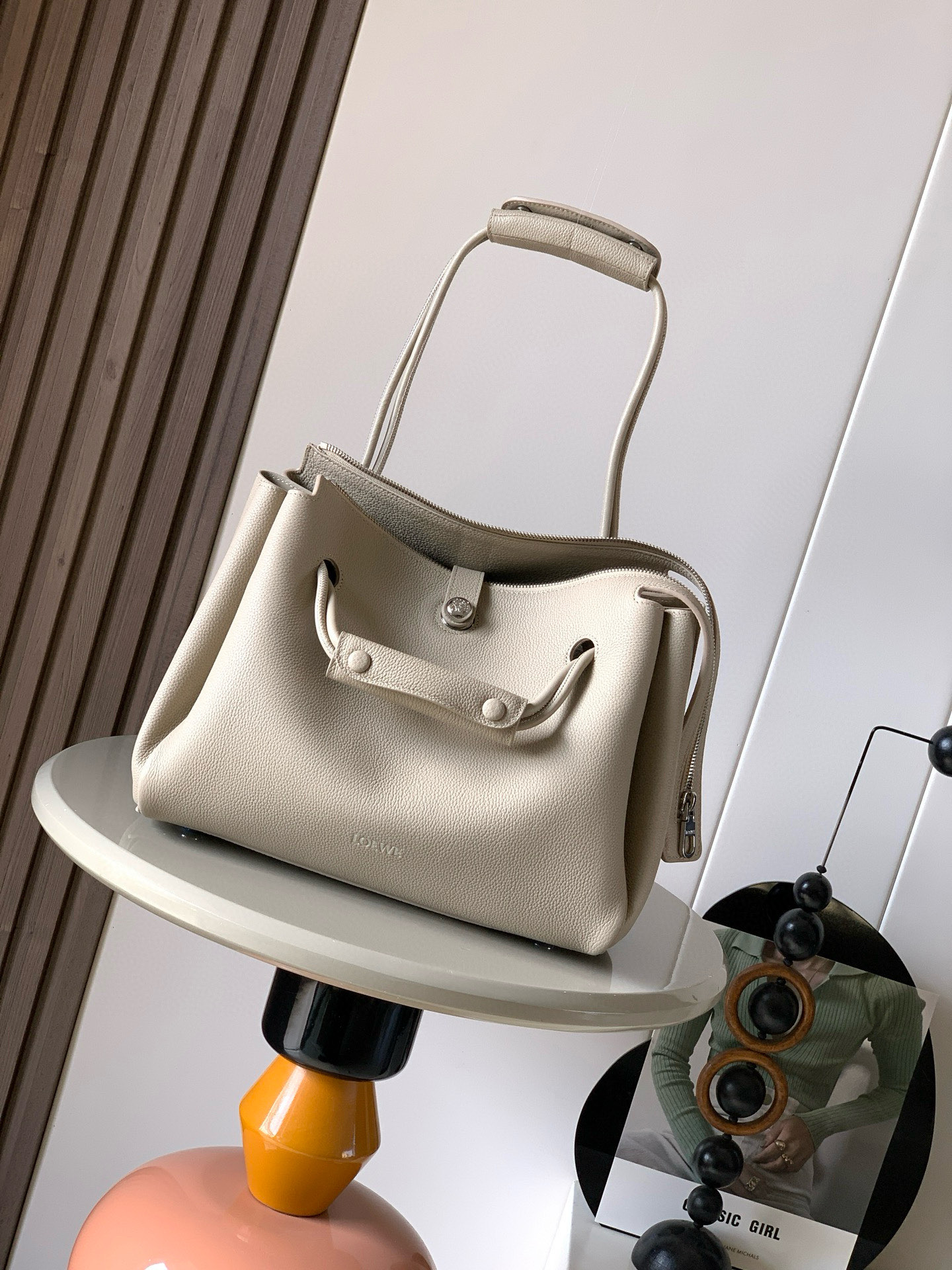 NO:719655,Medium Madrid bag in soft calfskin Madrid has a soft structured trapezoidal shape with gusseted design, adjustable handles and Pebble magnetic closure Small and medium version in soft calfskin *Can be worn on the shoulder, cross-body or by hand*Adjustable shoulder strap with leather extension *AnagramPebble zip closure with magnetic closure*One zipped interior pocket *Anagram Pebble metal feet *Nappa sheepskin lining  Size 28.5CM～23CM～11CM Style No. 9147 Color Clay, Loewe, loewe, cowhide, sheepskin19860909中号柔软牛皮革 Madrid手袋Madrid 具有柔软的结构感梯形造型采用角撑设计,搭配可调节提手和 Pebble 磁扣中小号版本采用柔软牛皮革制成*可肩背、斜挎或手提*可调节肩带,搭配皮革延长带 *AnagramPebble 磁扣开合拉链开合*一个拉链内袋 *Anagram Pebble金属脚钉*纳帕羊皮革衬里 尺寸28.5CM～23CM～11CM 款号9147 颜色粘土色,罗意威,loewe,cowhide,sheepskin,Bag