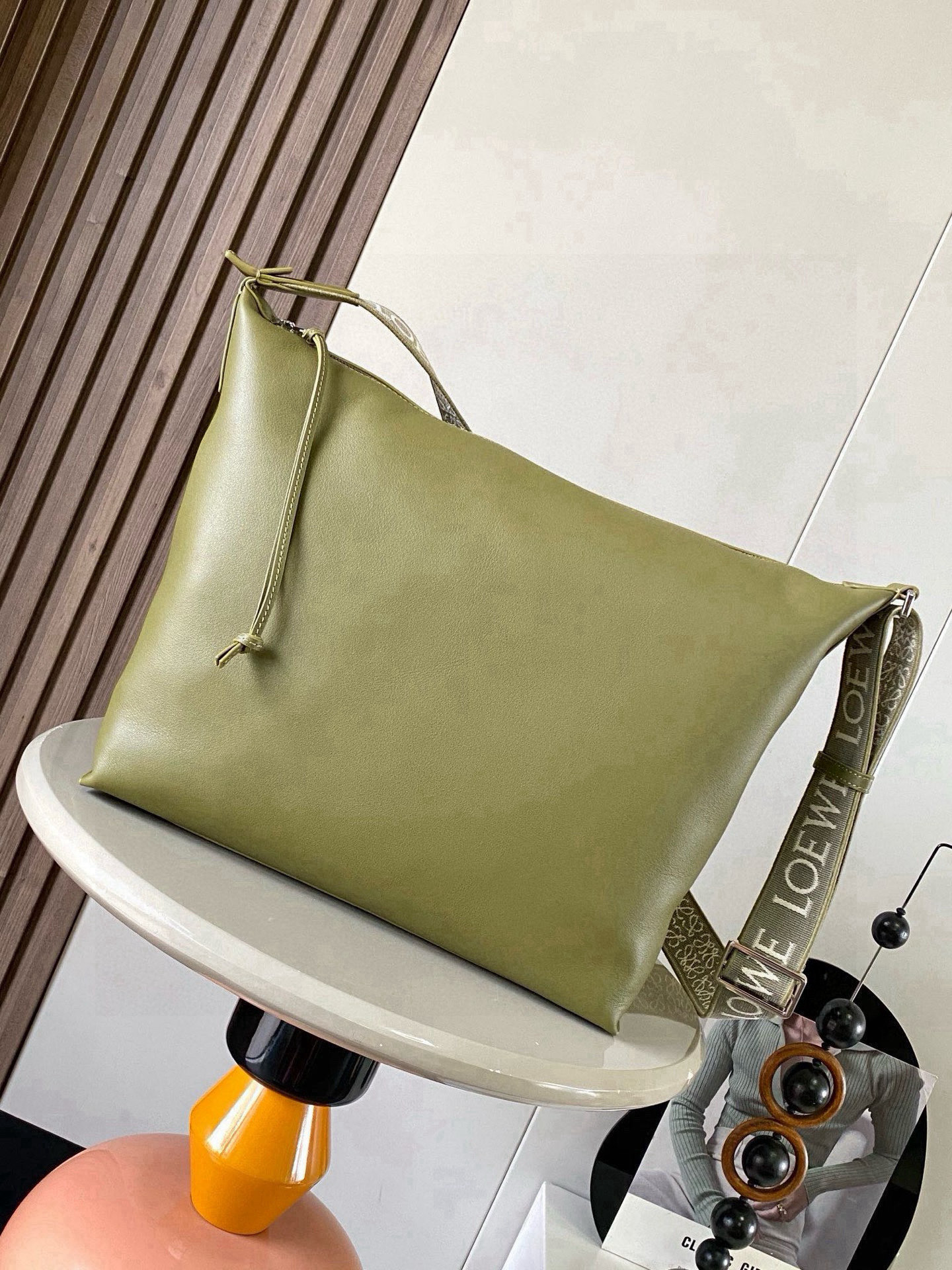 NO:719746,The Cubi crossbody bag makes a stunning appearance. This time, the Cubi is released. It is really surprising. It is equipped with a jacquard adjustable shoulder strap that feels soft on the skin, has a large capacity and is highly functional. It can be worn on one shoulder and under the armpit, and can be used as a gym bag. It is also a luggage bag for short trips. It is also very popular. The Cubi is really a good bag with very high overall quality.  The crossbody bag is a spacious and soft handbag that can easily adapt to the body shape. This version is made of soft and smooth cow leather, with a jacquard shoulder strap. It can be worn cross-body or on the shoulder. Adjustable shoulder strap. Zipper closure with cow leather zipper pull. Internal slip pocket. Can hold a 13-inch laptop. Size 44～30～18CM. Style number 9010. Color olive, Loewe, loewe, satchels, crossbody bags, cowhide19860909Cubi斜挎包惊艳亮相这次出了Cubi 真是让人惊喜配有提花可调节肩带手感亲肤柔和容量大功能性强 可以单肩腋下斜挎 可当健身包使用作为短途旅行的行李袋也是非常出圈、出片的真的是一只综合素质非常高的好包包Cubi 斜挎包是一款宽敞且柔软的手袋,可轻松适应体形此版本采用柔软光滑的牛皮革制成,搭配提花肩带.斜挎或肩背.可调节肩带.拉链开合带牛皮革拉链头.内部插袋.可放13寸笔记本电脑 尺寸44～30～18CM 款号9010 颜色橄榄色,罗意威,loewe,satchels,crossbody bags,cowhide,Bag