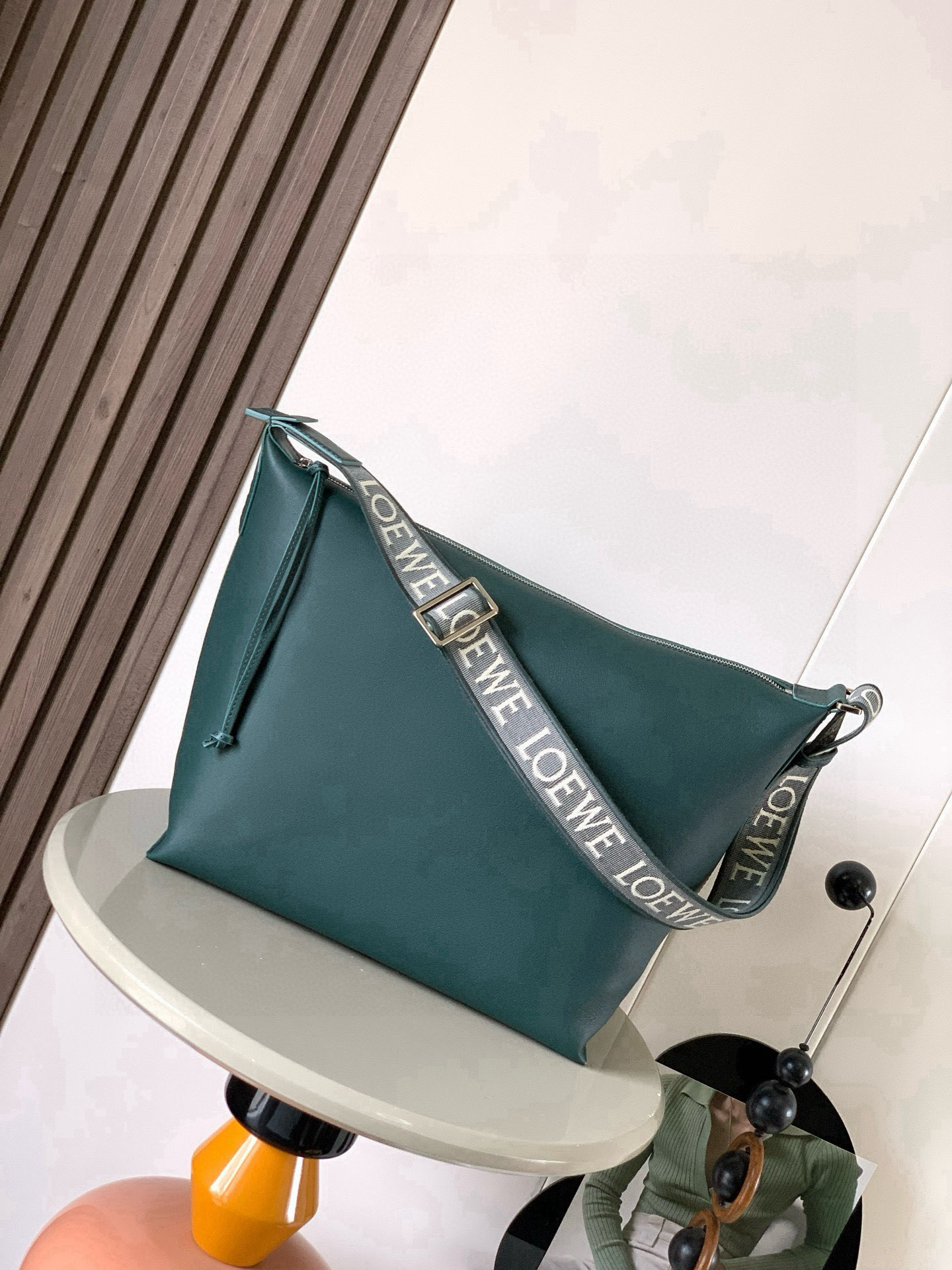 NO:719749,The Cubi crossbody bag makes a stunning appearance. This time, the Cubi is released. It is really surprising. It is equipped with a jacquard adjustable shoulder strap that feels soft on the skin, has a large capacity and is highly functional. It can be worn on one shoulder and under the armpit, and can be used as a gym bag. It is also a luggage bag for short trips. It is also very popular. The Cubi is really a good bag with very high overall quality.  The crossbody bag is a spacious and soft handbag that can easily adapt to the body shape. This version is made of soft and smooth cow leather, with jacquard shoulder straps. It can be worn cross-body or on the shoulder. Adjustable shoulder straps. Zipper closure with cow leather zipper pull. Internal slip pocket. Can hold a 13-inch laptop. Size 44~30~18CM. Style number 9010. Color: dark green, Loewe, loewe, satchels, crossbody bags, cowhide19860909Cubi斜挎包惊艳亮相这次出了Cubi 真是让人惊喜配有提花可调节肩带手感亲肤柔和容量大功能性强 可以单肩腋下斜挎 可当健身包使用作为短途旅行的行李袋也是非常出圈、出片的真的是一只综合素质非常高的好包包Cubi 斜挎包是一款宽敞且柔软的手袋,可轻松适应体形此版本采用柔软光滑的牛皮革制成,搭配提花肩带.斜挎或肩背.可调节肩带.拉链开合带牛皮革拉链头.内部插袋.可放13寸笔记本电脑 尺寸44～30～18CM 款号9010 颜色青墨绿,罗意威,loewe,satchels,crossbody bags,cowhide,Bag