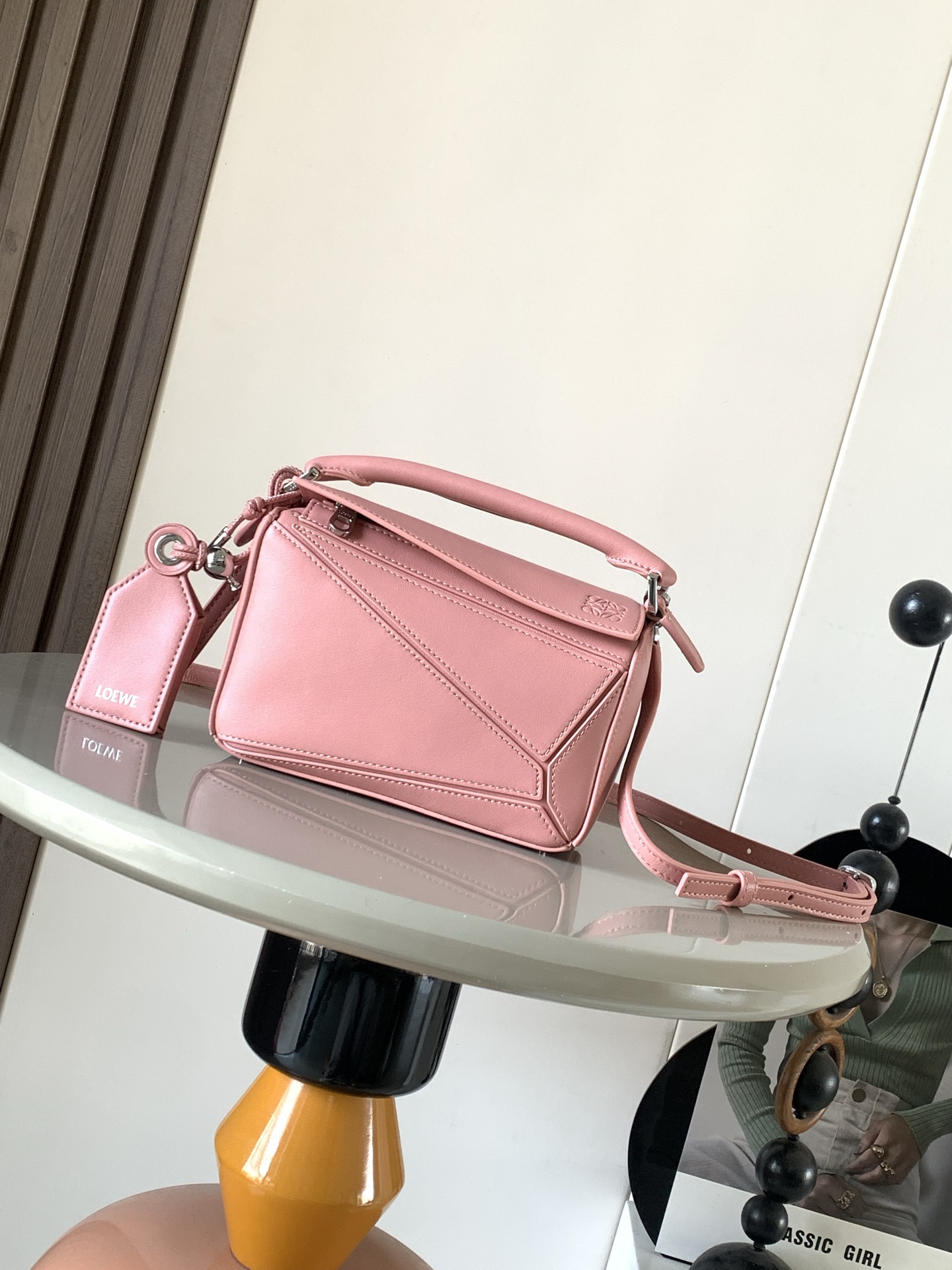 NO:719737,New version of the Geometric Bag Mini Nappa Lamb Leather Featherlight Puzzle Bag,  Original imported Napa calfskin outlines a cuboid shape with unique geometric lines. The soft and lightweight Napa leather injects a casual and lazy style into the handbag. *Can be carried on the shoulder, crossbody or handheld* Detachable and adjustable shoulder strap, decorated with rotating buckle*Zip  Closure, articulated zipper pull * One external zipped back pocket, one internal slip pocket * Removable, with secret pocket and balloon dice * Rectangular metal feet * This smaller version is made from soft Nappa calf leather * Small Puzzle  Can hold, for example, a large wallet, all sizes of cell phones and sunglasses, carried diagonally, on the shoulder, in hand or by top handle *Detachable Color Rouge Style No. 9098 Size 18CM～12.5CM～7.5CM, Loewe, loewe, wallets, cowhide, sheepskin19860909新版本几何包迷你纳帕羊皮革 Featherlight Puzzle 手袋, 原厂进口纳帕小牛皮以别具一格的几何线条勾勒长方体造型.柔软轻盈的纳帕皮革为手袋注入随性慵懒的风格.*可肩背、斜挎或手提*可拆卸可调节肩带,饰有旋转卡扣*拉链开合,铰接式拉链头*一个外部拉链后袋,一个内部插袋*可拆卸,饰有隐秘口袋和气球骰子*长方形金属脚钉*这个小尺寸版本采用柔软纳帕小牛皮革制成＊小号Puzzle 可以容纳例如一只大号钱包所有尺寸的手机和太阳镜斜、肩背、手拿或顶部提手携带＊可拆卸 颜色胭脂粉 款号9098 尺寸18CM～12.5CM～7.5CM,罗意威,loewe,wallets,cowhide,sheepskin,Bag