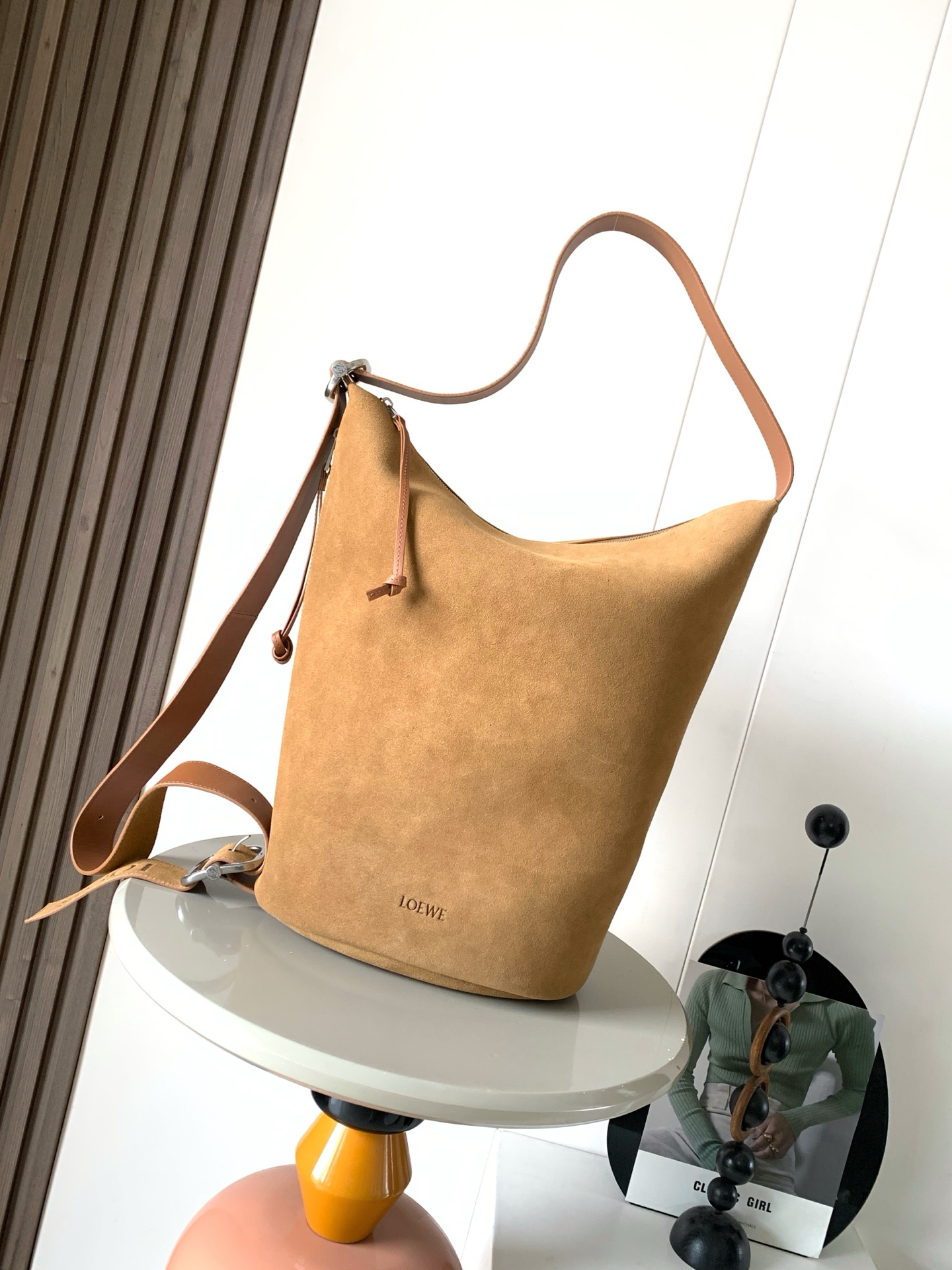 NO:719753,New nubuck calfskin Loop Bucket Bag Loop combines the silhouette of a bucket bag with the effortless functionality of a travel bag to create a hybrid bag. Features a signature buckle and slider that can be worn multiple ways for easy and adjustable loops. Top and side zips for easy access to items. This version is made from soft grained cowhide.  Size 39CM～39CM～15.5CM Style No. 9158 Color Tobacco, Loewe, loewe, travel bags, cowhide19860909新款 磨砂皮牛皮革 Loop 水桶手袋Loop 结合水桶手袋的廓形和旅行包的轻松功能造就混搭手袋采用标志性的搭扣和滑扣可以多种方式佩戴,方便轻松调整环带顶部和侧面拉链便于拿取物品此版本采用柔软粒面牛皮革制成*可肩背或斜挎*可调节肩带*拉链开合*一个拉链内袋*织物衬里 *L0EWE 压纹 尺寸39CM～39CM～15.5CM 款号9158 颜色烟草色,罗意威,loewe,travel bags,cowhide,Bag