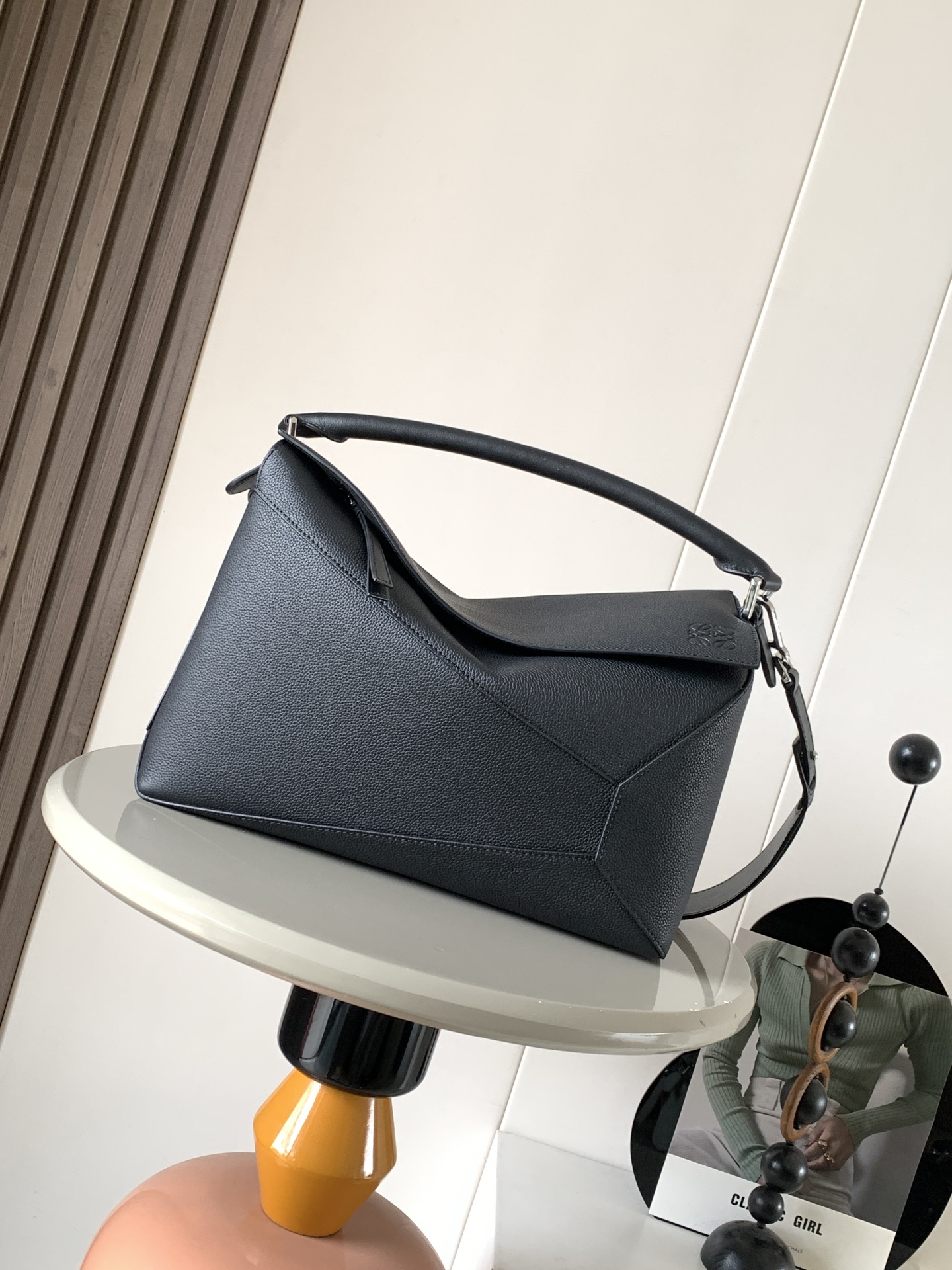 NO:719756,The new shiny cow leather uzzle size handbag uzzle handbag is the creative director of Jonathan.  The first handbag launched by Jonathan Anderson, the cuboid shape and precise cutting techniques create the unique geometric lines of the uzzle. This version is made of glossy cow leather with overlapping edges. * Can be worn on the shoulder, cross-body or handheld.  Anagram embossing to meet the needs of different occasions, unisex, size 33cm～14.7cm～21.5cm, style number 9061, color black, lychee, Loewe, loewe, cowhide19860909新款亮面牛皮革 uzzle尺寸手袋uzzle 手袋是创意总监乔纳森．安德森（ Jonathan Anderson）推出的首款手提包长方体形状和精确的切割技术创造了 uzzle 独特的几何线条此版本采用亮面牛皮革制成饰有重叠边缘＊可肩背、斜挎或手提＊可拆卸可调节肩带＊外部后方拉链袋和两个内部插袋＊拉链开合牛皮革拉链头＊可以使用肩带和个性化挂饰进行定制＊绒面革衬里＊ Anagram 压纹 满足不同场合需求男女通用 尺寸33cm～14.7cm～21.5cm 款号9061 颜色黑色荔,罗意威,loewe,cowhide,Bag