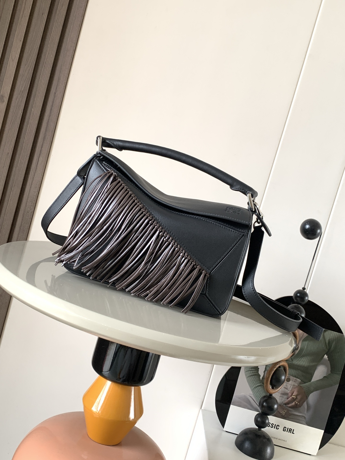 NO:719759,New geometric bag Small classic cow leather Fringe Puzzle handbag Puzzle outlines a rectangular shape with unique geometric lines. This small version is made of classic cow leather and decorated with hand-knotted tassels. It is a piece of the New Year series.  Size 24CM~16.5CM~10.5CM Style number 9166 Color black, Loewe, loewe, cowhide19860909新款几何包 小号经典牛皮革 Fringe Puzzle 手袋Puzzle 以别具一格的几何线条勾勒长方体造型此小号版本采用经典牛皮革制成搭配手工打结流苏装饰手袋为新春系列作品*可肩背、斜挎或手提*可拆卸可调节肩带*拉链开合牛皮革拉链头*一个外部后袋一个内部插袋*人字纹棉质帆布衬里*Anagram 压纹 尺寸24CM~16.5CM~10.5CM 款号9166 颜色黑色,罗意威,loewe,cowhide,Bag