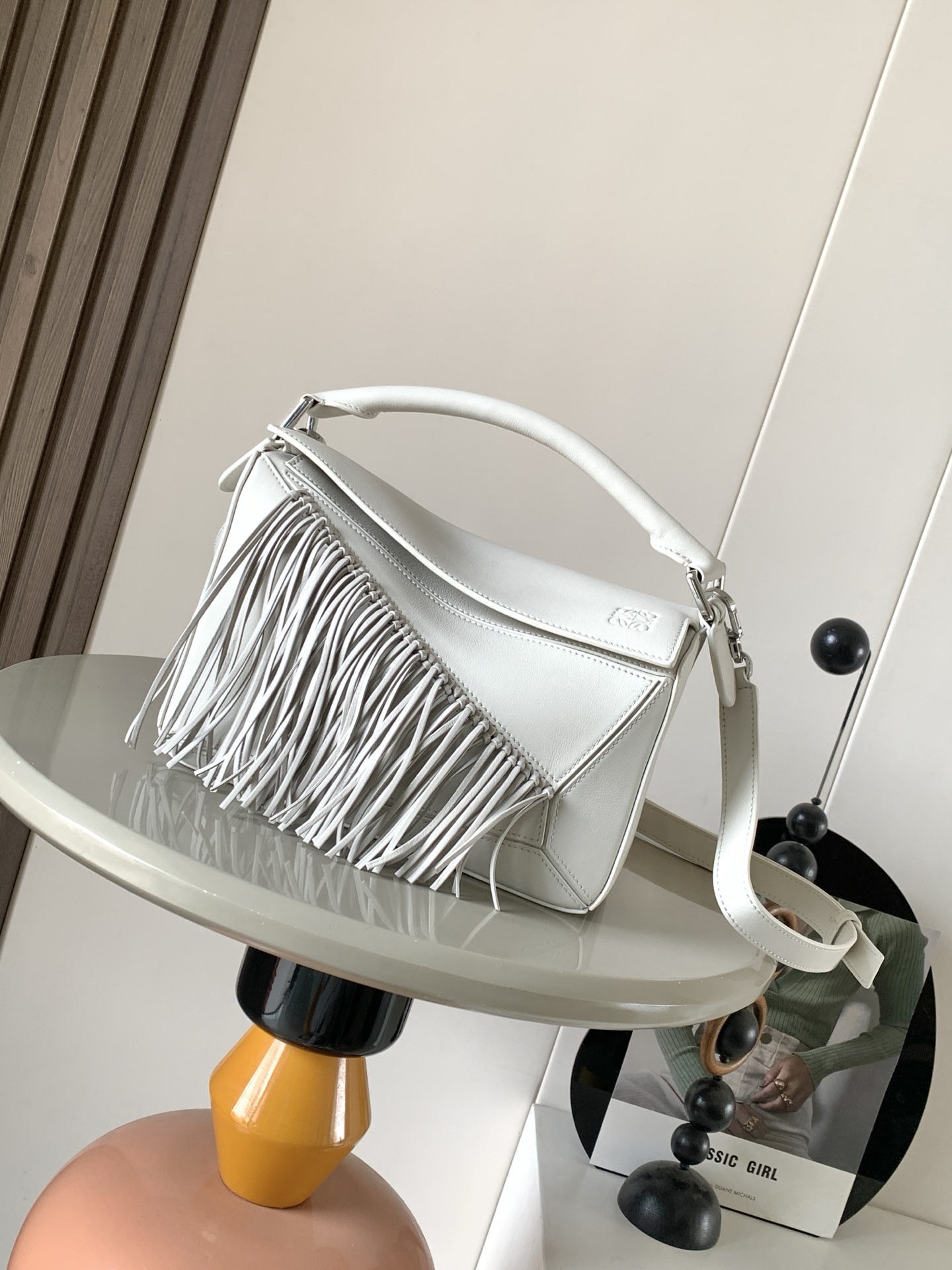 NO:719762,New geometric bag Small classic cow leather Fringe Puzzle handbag Puzzle outlines a rectangular shape with unique geometric lines. This small version is made of classic cow leather and decorated with hand-knotted tassels. It is a piece of the New Year series.  Size 24CM~16.5CM~10.5CM Style number 9166 Color light gray, Loewe, loewe, cowhide19860909新款几何包 小号经典牛皮革 Fringe Puzzle 手袋Puzzle 以别具一格的几何线条勾勒长方体造型此小号版本采用经典牛皮革制成搭配手工打结流苏装饰手袋为新春系列作品*可肩背、斜挎或手提*可拆卸可调节肩带*拉链开合牛皮革拉链头*一个外部后袋一个内部插袋*人字纹棉质帆布衬里*Anagram 压纹 尺寸24CM~16.5CM~10.5CM 款号9166 颜色浅轻灵灰,罗意威,loewe,cowhide,Bag