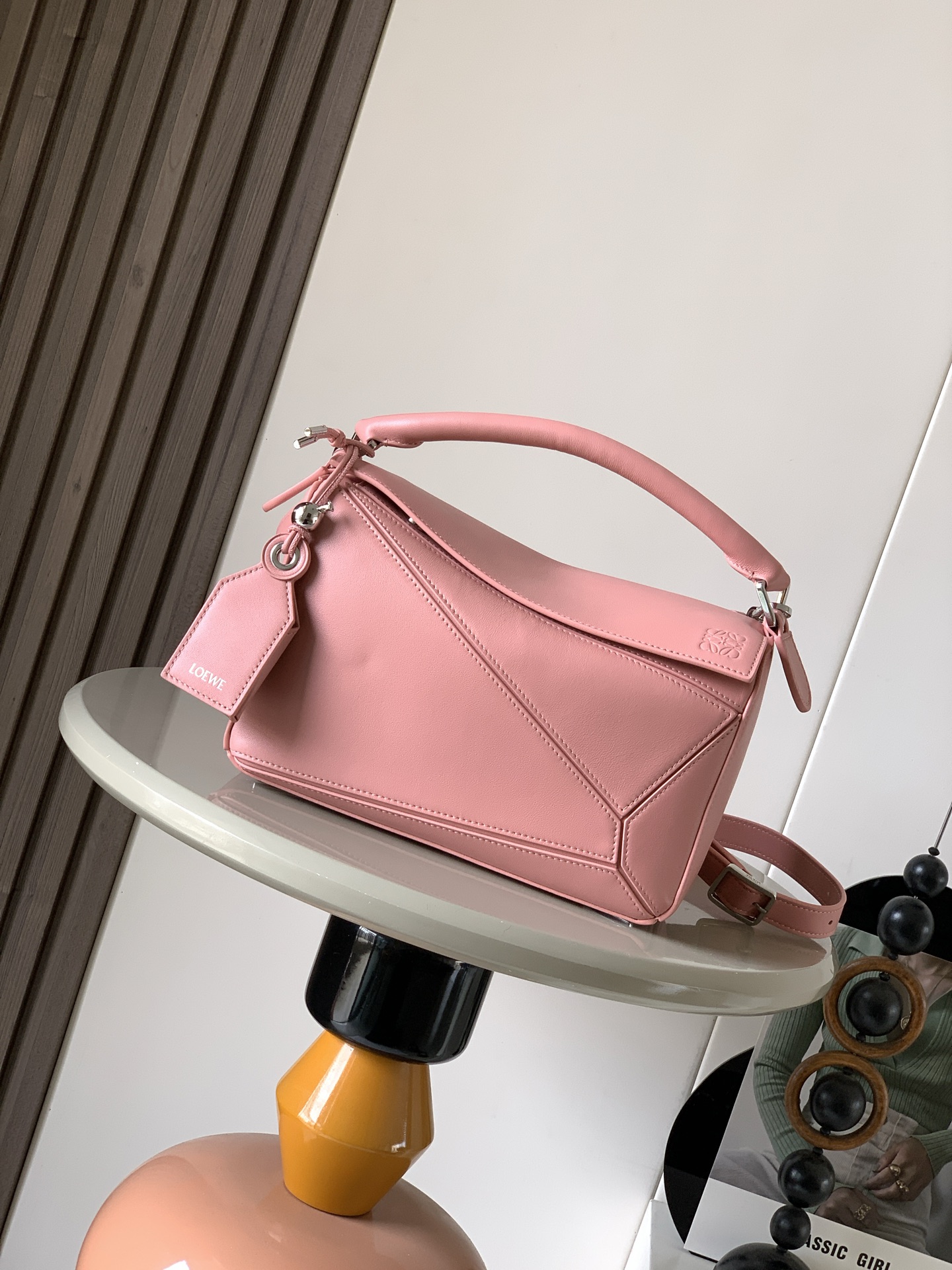 NO:719739,New version of the Geometric Bag Small Nappa Lamb Leather Featherlight Puzzle Bag,  Original imported Napa calfskin outlines a cuboid shape with unique geometric lines. The soft and lightweight Napa leather injects a casual and lazy style into the handbag. *Can be carried on the shoulder, crossbody or handheld* Detachable and adjustable shoulder strap, decorated with rotating buckle*Zip  Closure, articulated zipper pull * One external zipped back pocket, one internal slip pocket * Removable, with secret pocket and balloon dice * Rectangular metal feet * This smaller version is made from soft Nappa calf leather * Small Puzzle  Can hold, for example, a large wallet, all sizes of mobile phones and sunglasses, carried diagonally, on the shoulder, in hand or by top handle *Detachable Color Rouge Style No. 9096 Size 24CM～16CM～10CM, Loewe, loewe, wallets, cowhide, sheepskin19860909新版本几何包小号纳帕羊皮革 Featherlight Puzzle 手袋, 原厂进口纳帕小牛皮以别具一格的几何线条勾勒长方体造型.柔软轻盈的纳帕皮革为手袋注入随性慵懒的风格.*可肩背、斜挎或手提*可拆卸可调节肩带,饰有旋转卡扣*拉链开合,铰接式拉链头*一个外部拉链后袋,一个内部插袋*可拆卸,饰有隐秘口袋和气球骰子*长方形金属脚钉*这个小尺寸版本采用柔软纳帕小牛皮革制成＊小号Puzzle 可以容纳例如一只大号钱包所有尺寸的手机和太阳镜斜、肩背、手拿或顶部提手携带＊可拆卸 颜色胭脂粉 款号9096 尺寸24CM～16CM～10CM,罗意威,loewe,wallets,cowhide,sheepskin,Bag