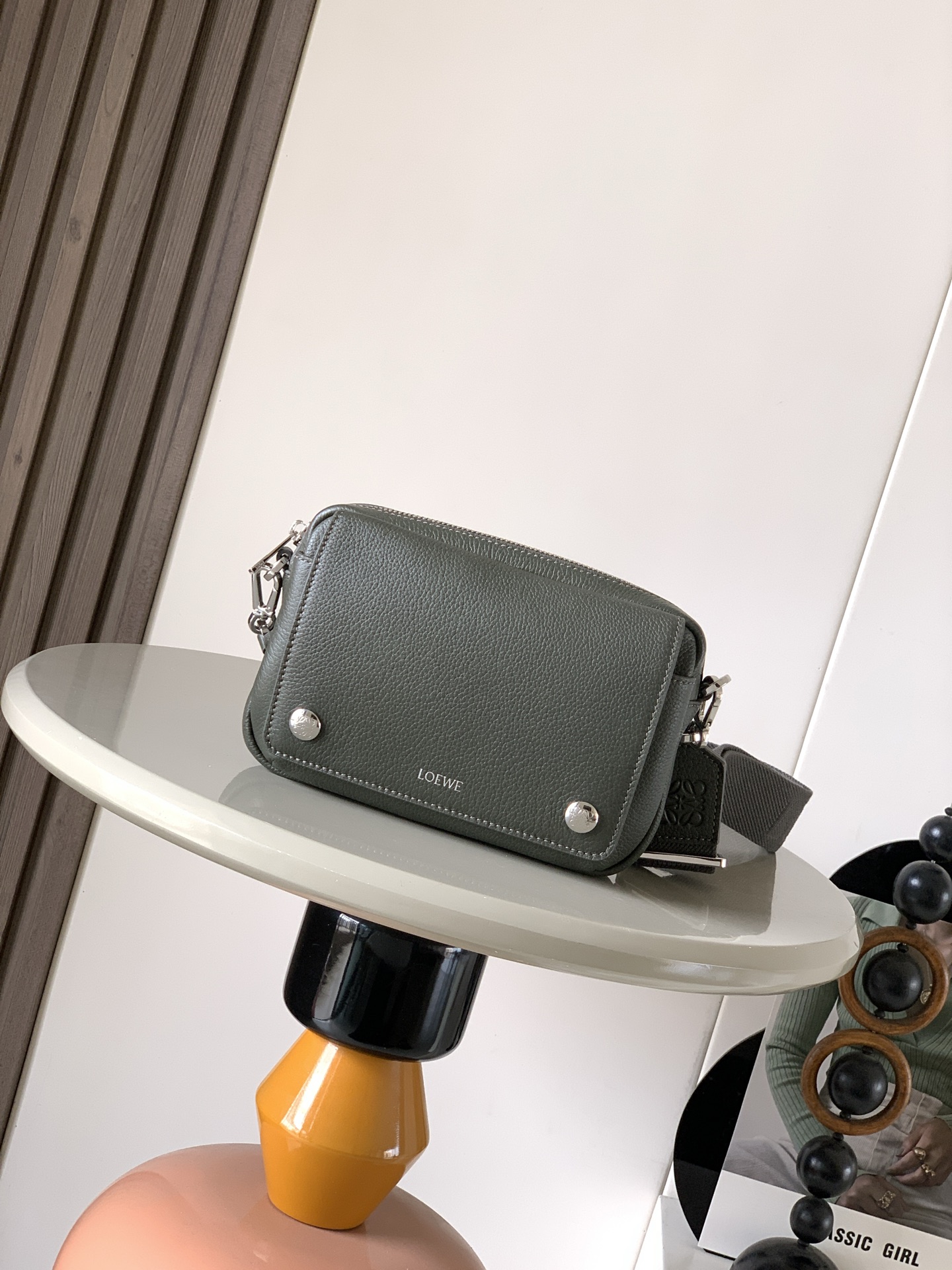 NO:719745,Small Pebble Messenger Bag in Soft Grained Calf Leather Pebble Messenger Bag is a practical and sophisticated design with dual signature Anagram Pebble. This small version is made of soft grained calf leather *Removable and adjustable L0EWE webbing *Zipper closure *One magnetic front pocket, one internal slip pocket *Suede lining *L0EWE hot silver, Anagram Pebble Size 20CM～12.5CM～6CM  Style No. 9149 Color Dark Palm Olive Green, Loewe, loewe, cowhide19860909小号柔软粒面牛皮革 Pebble 邮差包Pebble 邮差包采用实用精巧设计,配有双重标志性 AnagramPebble. 此小号版本采用柔软粒面牛皮革制成*可拆卸可调节L0EWE织带*拉链开合*一个磁扣开合正面口袋,一个内部插袋*绒面革衬里 *L0EWE 烫银,Anagram Pebble 尺寸20CM～12.5CM～6CM 款号9149 颜色深棕榄绿,罗意威,loewe,cowhide,Bag