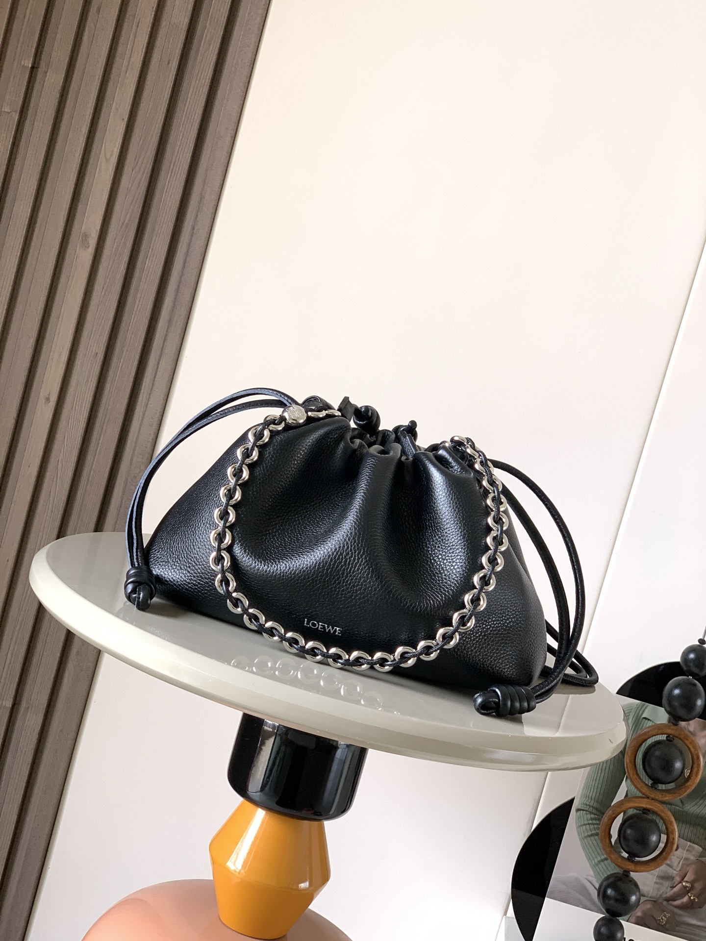 NO:719748,The new medium flamenco purse clutch in deer leather stars the same Flamenco Purse. It has a pleated design and signature knots on the side. This medium version is made of deer leather * Can be worn on the shoulder, cross-body or handbag * Detachable and adjustable leather shoulder strap * Detachable donut chain decorated with Anagram Pebble  ＊Ultra-light, super-soft and scratch-resistant, it comes with two shoulder straps and can be worn on one shoulder or cross-body. Magnetic buckle closure ＊Suede lining* LOEWE hot silver Size 30cm～10.5cm～20cm Style number 9057 Color black/deerskin, Loewe, loewe, loewe, handbag19860909新款中号鹿皮革 Flamenco Purse 手拿包明星同款Flamenco Purse 采用褶皱设计,侧面搭配标志性绳结此中号版本采用鹿皮革制成＊可肩背、斜挎或手提＊可拆卸可调节皮革肩带＊可拆卸甜甜圈链条饰有Anagram Pebble ＊超轻超软耐划痕,随意搭配自带两个肩带,单肩斜背都可以.磁扣开合＊绒面革衬里* LOEWE 烫银 尺寸30cm～10.5cm～20cm 款号9057 颜色黑色/鹿皮,罗意威,loewe,loewe,handbag,Bag