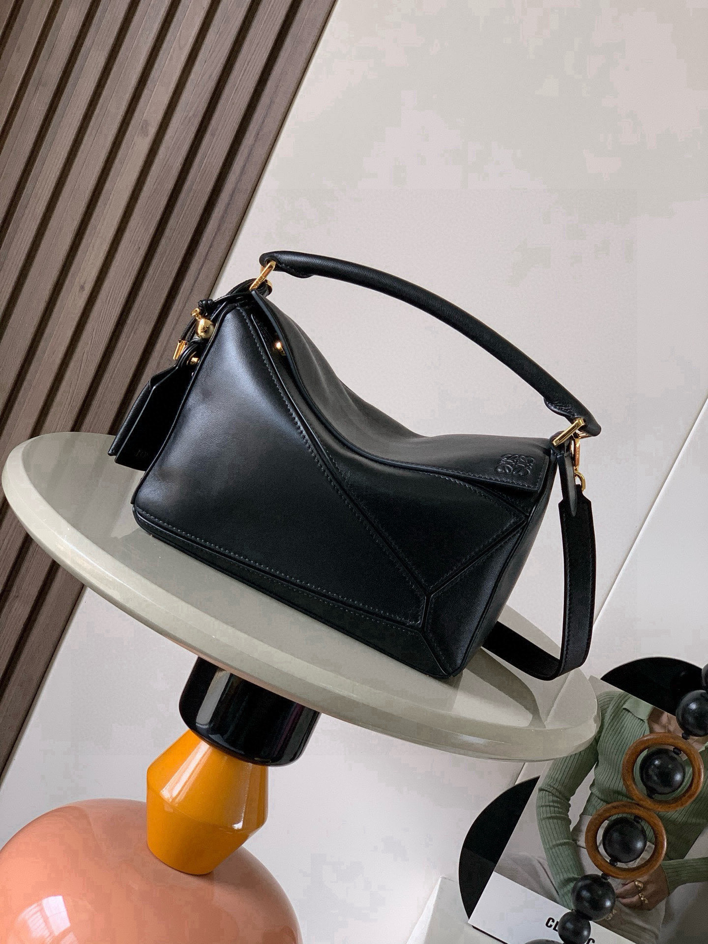 NO:719752,New version of the Geometric Bag Small Nappa Lamb Leather Featherlight Puzzle Bag,  Original imported Napa calfskin outlines a cuboid shape with unique geometric lines. The soft and lightweight Napa leather injects a casual and lazy style into the handbag. *Can be carried on the shoulder, crossbody or handheld* Detachable and adjustable shoulder strap, decorated with rotating buckle*Zip  Closure, articulated zipper pull * One external zipped back pocket, one internal slip pocket * Removable, with secret pocket and balloon dice * Rectangular metal feet * This smaller version is made from soft Nappa calf leather * Small Puzzle  Can hold, for example, a large wallet, all sizes of mobile phones and sunglasses, carried diagonally, on the shoulder, in hand or by top handle *Detachable Color Black Style No. 9096 Size 24CM～16CM～10CM, Loewe, loewe, wallets, cowhide, sheepskin19860909新版本几何包小号纳帕羊皮革 Featherlight Puzzle 手袋, 原厂进口纳帕小牛皮以别具一格的几何线条勾勒长方体造型.柔软轻盈的纳帕皮革为手袋注入随性慵懒的风格.*可肩背、斜挎或手提*可拆卸可调节肩带,饰有旋转卡扣*拉链开合,铰接式拉链头*一个外部拉链后袋,一个内部插袋*可拆卸,饰有隐秘口袋和气球骰子*长方形金属脚钉*这个小尺寸版本采用柔软纳帕小牛皮革制成＊小号Puzzle 可以容纳例如一只大号钱包所有尺寸的手机和太阳镜斜、肩背、手拿或顶部提手携带＊可拆卸 颜色黑色 款号9096 尺寸24CM～16CM～10CM,罗意威,loewe,wallets,cowhide,sheepskin,Bag