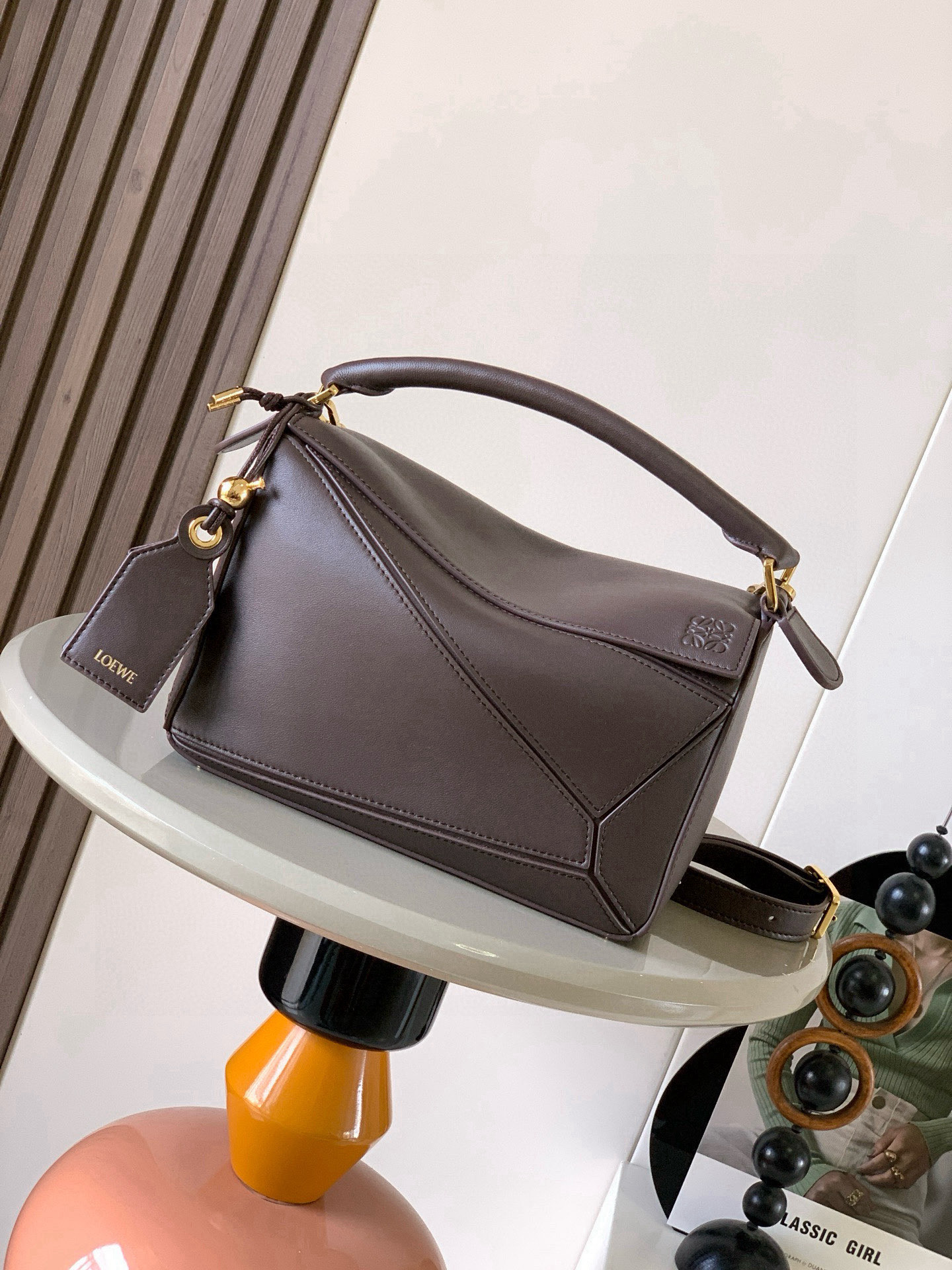 NO:719767,New version of the Geometric Bag Small Nappa Lamb Leather Featherlight Puzzle Bag,  Original imported Napa calfskin outlines a cuboid shape with unique geometric lines. The soft and lightweight Napa leather injects a casual and lazy style into the handbag. *Can be carried on the shoulder, crossbody or handheld* Detachable and adjustable shoulder strap, decorated with rotating buckle*Zip  Closure, articulated zipper pull * One external zipped back pocket, one internal slip pocket * Removable, with secret pocket and balloon dice * Rectangular metal feet * This smaller version is made from soft Nappa calf leather * Small Puzzle  Can hold, for example, a large wallet, all sizes of mobile phones and sunglasses, carried diagonally, over the shoulder, in hand or by top handle *Detachable Color Browne Dark Brown Style No. 9096 Size 24CM～16CM～10CM, Loewe,thom browne,loewe,wallets,cowhide,sheepskin19860909新版本几何包小号纳帕羊皮革 Featherlight Puzzle 手袋, 原厂进口纳帕小牛皮以别具一格的几何线条勾勒长方体造型.柔软轻盈的纳帕皮革为手袋注入随性慵懒的风格.*可肩背、斜挎或手提*可拆卸可调节肩带,饰有旋转卡扣*拉链开合,铰接式拉链头*一个外部拉链后袋,一个内部插袋*可拆卸,饰有隐秘口袋和气球骰子*长方形金属脚钉*这个小尺寸版本采用柔软纳帕小牛皮革制成＊小号Puzzle 可以容纳例如一只大号钱包所有尺寸的手机和太阳镜斜、肩背、手拿或顶部提手携带＊可拆卸 颜色布朗尼深棕 款号9096 尺寸24CM～16CM～10CM,罗意威,thom browne,loewe,wallets,cowhide,sheepskin,Bag