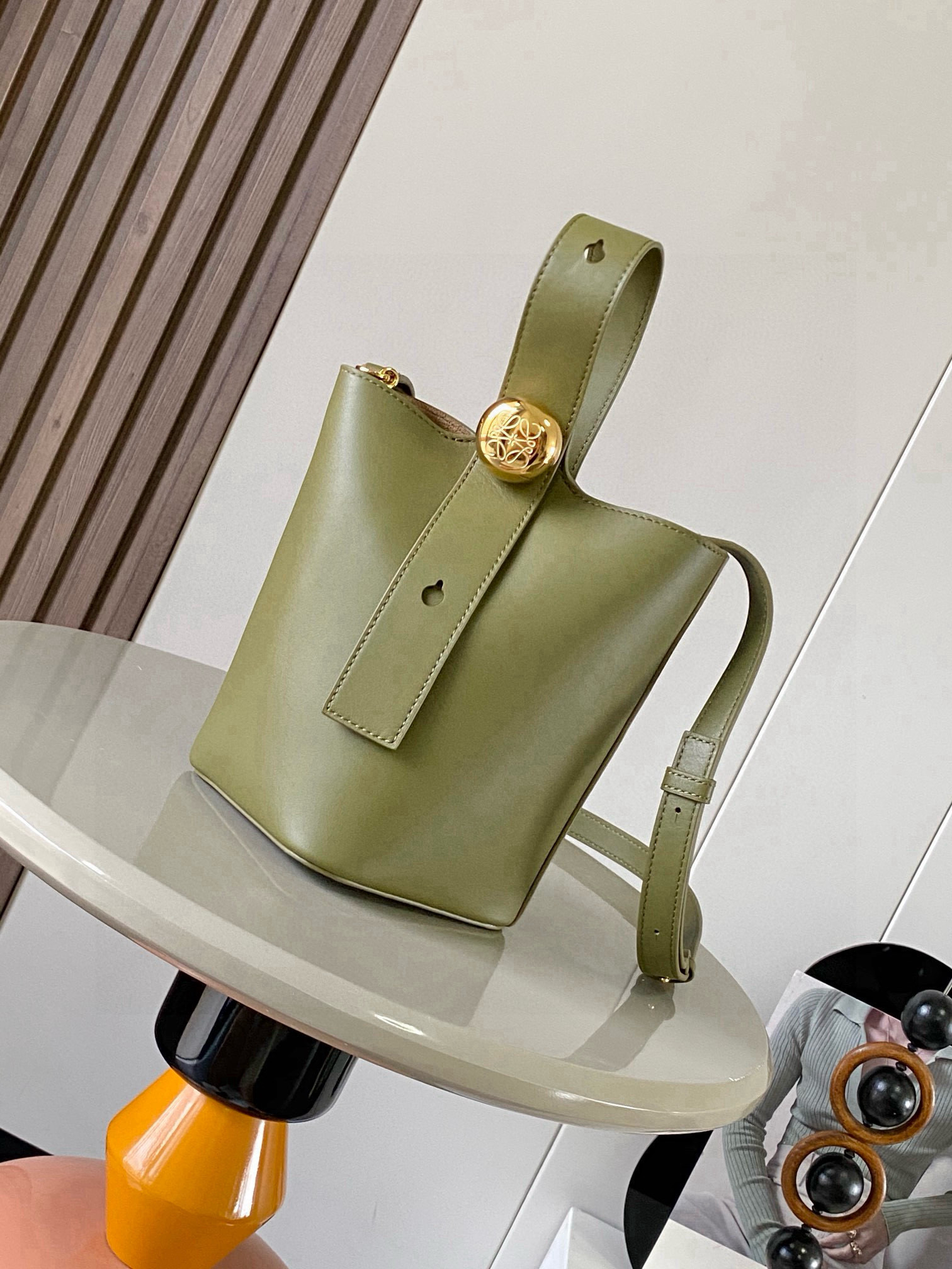 NO:719764,Mini Soft Grained Calf Leather Pebble Bucket Pebble cleverly combines pure simple lines with eye-catching design style to create a unique and innovative handbag design. Iconic Anagram  Engraved hardware is both decorative and practical, adjustable strap length and adaptable to a variety of carry styles, unique twist structure complemented by subtle details This mini version is crafted from soft grained calf leather. Can be worn cross-body, over the shoulder or by hand  Size 20CM～16CM～16CM, Loewe, loewe, cowhide19860909迷你柔软粒面牛皮革 Pebble Bucket 水桶手袋Pebble将纯粹的简约线条与瞩目设计风格巧妙融合造就别具一格的创新的手袋设计标志性的 Anagram 雕刻五金件兼具装饰和实用功能,可调节肩带长度并适合多种携带方式,独特的扭曲结构与微妙的细节相得益彰此迷你版本采用柔软粒面牛皮革制成.可斜挎、肩背或手提＊可调节可拆卸肩带＊磁扣开合＊内袋＊合成革衬里* Anagram 雕刻卵石 款号9047 颜色橄榄绿 尺寸20CM～16CM～16CM,罗意威,loewe,cowhide,Bag