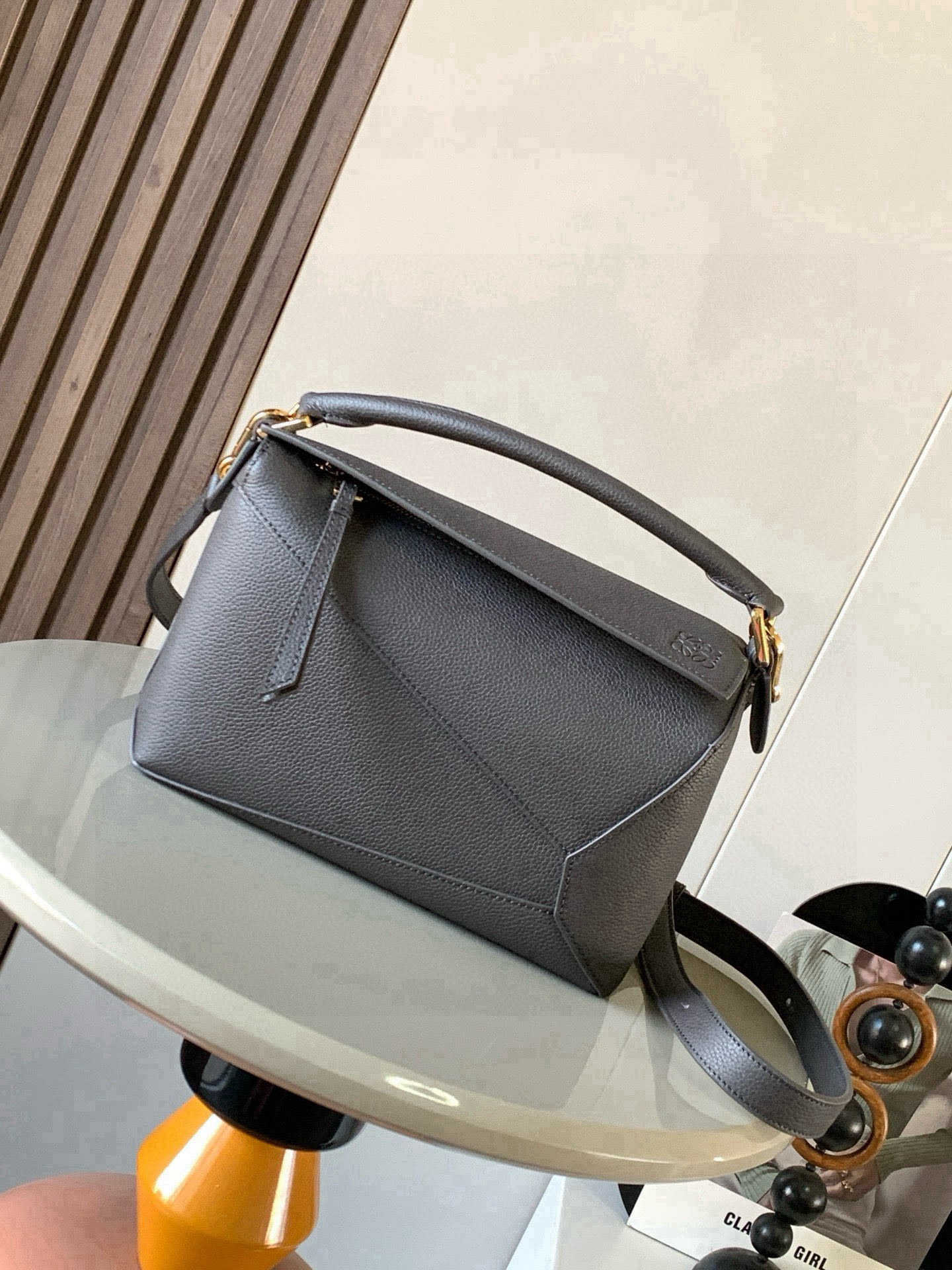 NO:719786,New version of geometric bag small 24CMPuzzle handbag!  Original imported pebbled calfskin Luojia's popular geometric bag Puzzle handbag is the first handbag launched by creative director Jonathan Anderson for L0EWE. The cuboid shape and precise cutting technology create Puzzle's unique geometric lines. This small size version is made of soft nappa calf leather. *Small size Puzzle  Can hold, for example, a large wallet, mobile phones of all sizes and sunglasses [Sun][Sun] Diagonal, shoulder, hand or top handle carry * Detachable Size 24CM ~ 16CM ~ 10CM Style No. 8010 ~ 9311 Color dark gray, Loewe, loewe, loewe, wallets, cowhide19860909新版本几何包小号24CMPuzzle手袋！原厂进口荔枝纹小牛皮罗家爆款几何包Puzzle 手袋是创意总监乔纳森·安德森为 L0EWE 推出的首款手提包长方体形状和精确的切割技术创造了 Puzzle 独特的几何线条这个小尺寸版本采用柔软纳帕小牛皮革制成＊小号 Puzzle 可以容纳例如一只大号钱包、所有尺寸的手机和太阳镜[太阳][太阳]斜、肩背、手拿或顶部提手携带＊可拆卸 尺寸24CM～16CM～10CM 款号8010～9311 颜色深灰色,罗意威,loewe,loewe,wallets,cowhide,Bag