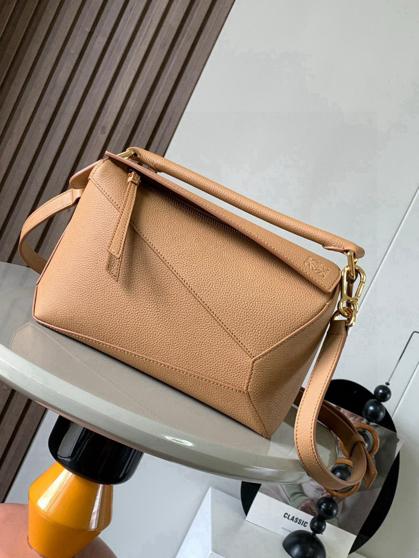 NO:719792,New version of geometric bag small 24CMPuzzle handbag!  Original imported pebbled calfskin Luojia's popular geometric bag Puzzle handbag is the first handbag launched by creative director Jonathan Anderson for L0EWE. The cuboid shape and precise cutting technology create Puzzle's unique geometric lines. This small size version is made of soft nappa calf leather. *Small size Puzzle  Can hold, for example, a large wallet, mobile phones of all sizes and sunglasses [Sun][Sun] Diagonal, shoulder, hand or top handle carry * Detachable Size 24CM ~ 16CM ~ 10CM Style No. 8010 ~ 9311 Color Brown, Loewe, loewe, loewe, wallets, cowhide19860909新版本几何包小号24CMPuzzle手袋！原厂进口荔枝纹小牛皮罗家爆款几何包Puzzle 手袋是创意总监乔纳森·安德森为 L0EWE 推出的首款手提包长方体形状和精确的切割技术创造了 Puzzle 独特的几何线条这个小尺寸版本采用柔软纳帕小牛皮革制成＊小号 Puzzle 可以容纳例如一只大号钱包、所有尺寸的手机和太阳镜[太阳][太阳]斜、肩背、手拿或顶部提手携带＊可拆卸 尺寸24CM～16CM～10CM 款号8010～9311 颜色棕色,罗意威,loewe,loewe,wallets,cowhide,Bag