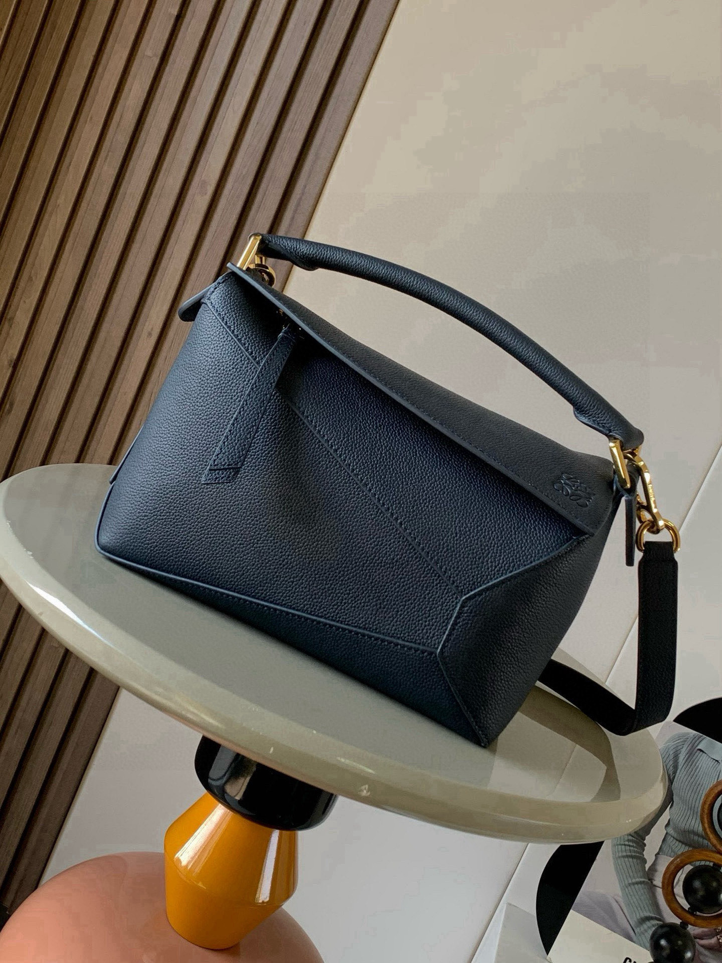 NO:719807,New version of geometric bag small 24CMPuzzle handbag!  Original imported nappa calf leather Luojia's popular geometric bag Puzzle handbag is the first handbag launched by creative director Jonathan Anderson for L0EWE. The rectangular shape and precise cutting technology create Puzzle's unique geometric lines. This small size version is made of soft nappa calf leather.  Size 24CM～16CM～10CM Style number 9311～8010 Color navy blue, Loewe, loewe, loewe, wallets, cowhide19860909新版本几何包小号24CMPuzzle手袋！原厂进口纳帕小牛皮罗家爆款几何包Puzzle 手袋是创意总监乔纳森·安德森为 L0EWE 推出的首款手提包长方体形状和精确的切割技术创造了 Puzzle 独特的几何线条这个小尺寸版本采用柔软纳帕小牛皮革制成＊小号Puzzle 可以容纳例如一只大号钱包所有尺寸的手机和太阳镜斜、肩背、手拿或顶部提手携带＊可拆卸 尺寸24CM～16CM～10CM 款号9311～8010 颜色海军蓝,罗意威,loewe,loewe,wallets,cowhide,Bag