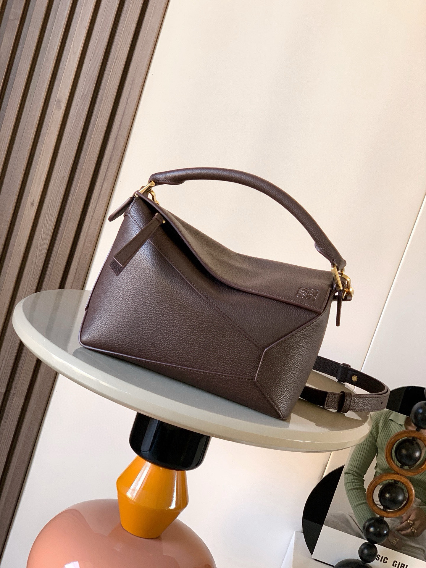 NO:719810,New version of geometric bag small 24CMPuzzle handbag!  Original imported nappa calf leather Luojia's popular geometric bag Puzzle handbag is the first handbag launched by creative director Jonathan Anderson for L0EWE. The rectangular shape and precise cutting technology create Puzzle's unique geometric lines. This small size version is made of soft nappa calf leather.  Size 24CM～16CM～10CM Style No. 9311～8010 Color Dark Browne, Loewe, Thom Browne, Loewe, Loewe, Wallets, Cowhide19860909新版本几何包小号24CMPuzzle手袋！原厂进口纳帕小牛皮罗家爆款几何包Puzzle 手袋是创意总监乔纳森·安德森为 L0EWE 推出的首款手提包长方体形状和精确的切割技术创造了 Puzzle 独特的几何线条这个小尺寸版本采用柔软纳帕小牛皮革制成＊小号Puzzle 可以容纳例如一只大号钱包所有尺寸的手机和太阳镜斜、肩背、手拿或顶部提手携带＊可拆卸 尺寸24CM～16CM～10CM 款号9311～8010 颜色深布朗尼荔,罗意威,thom browne,loewe,loewe,wallets,cowhide,Bag