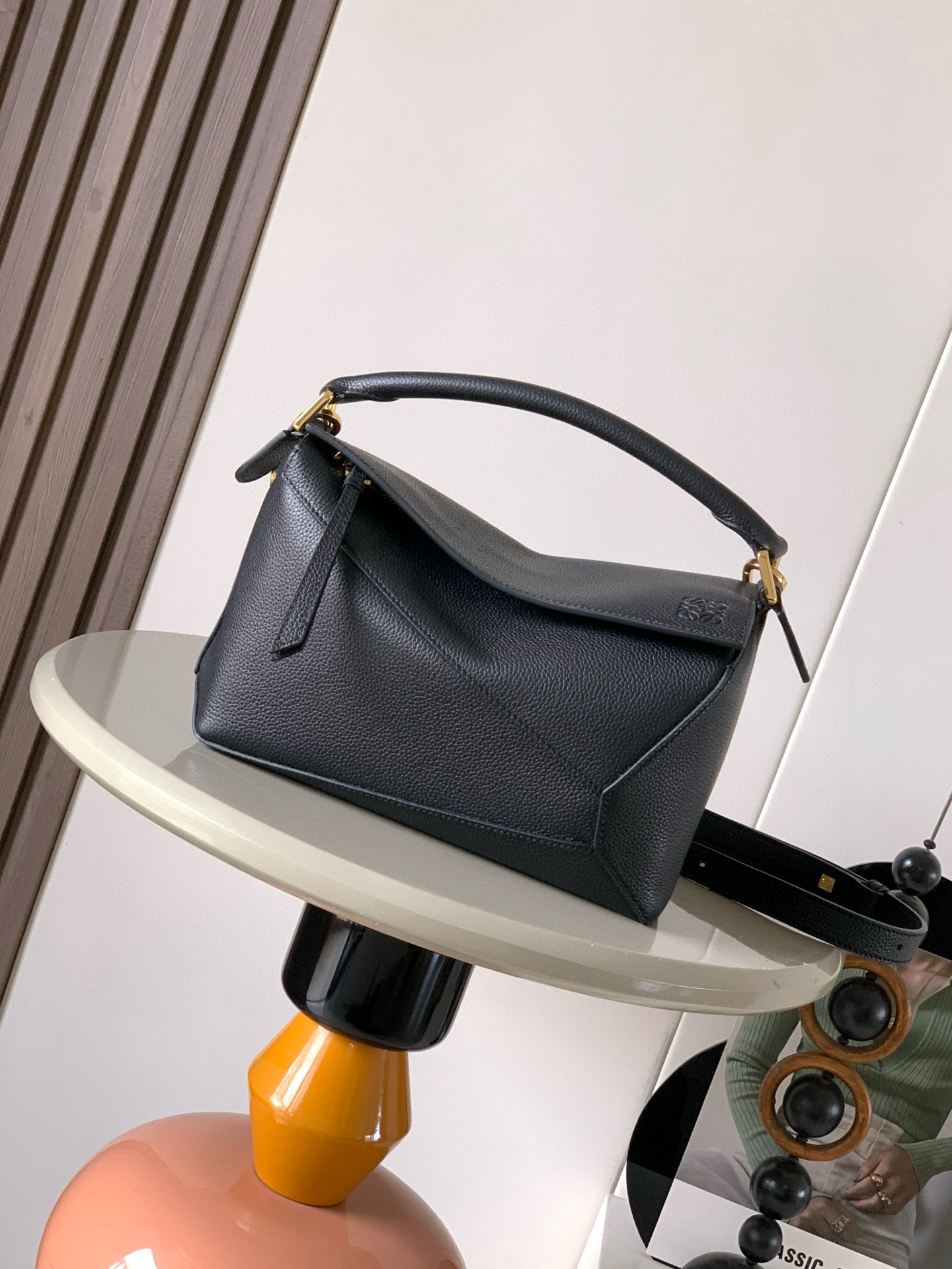 NO:719787,New version of geometric bag small 24CMPuzzle handbag!  Original imported nappa calf leather Luojia's popular geometric bag Puzzle handbag is the first handbag launched by creative director Jonathan Anderson for L0EWE. The rectangular shape and precise cutting technology create Puzzle's unique geometric lines. This small size version is made of soft nappa calf leather.  Size 24CM～16CM～10CM Style number 9311～8010 Color black gold buckle, Loewe, loewe, loewe, wallets, cowhide19860909新版本几何包小号24CMPuzzle手袋！原厂进口纳帕小牛皮罗家爆款几何包Puzzle 手袋是创意总监乔纳森·安德森为 L0EWE 推出的首款手提包长方体形状和精确的切割技术创造了 Puzzle 独特的几何线条这个小尺寸版本采用柔软纳帕小牛皮革制成＊小号Puzzle 可以容纳例如一只大号钱包所有尺寸的手机和太阳镜斜、肩背、手拿或顶部提手携带＊可拆卸 尺寸24CM～16CM～10CM 款号9311～8010 颜色黑色金扣,罗意威,loewe,loewe,wallets,cowhide,Bag