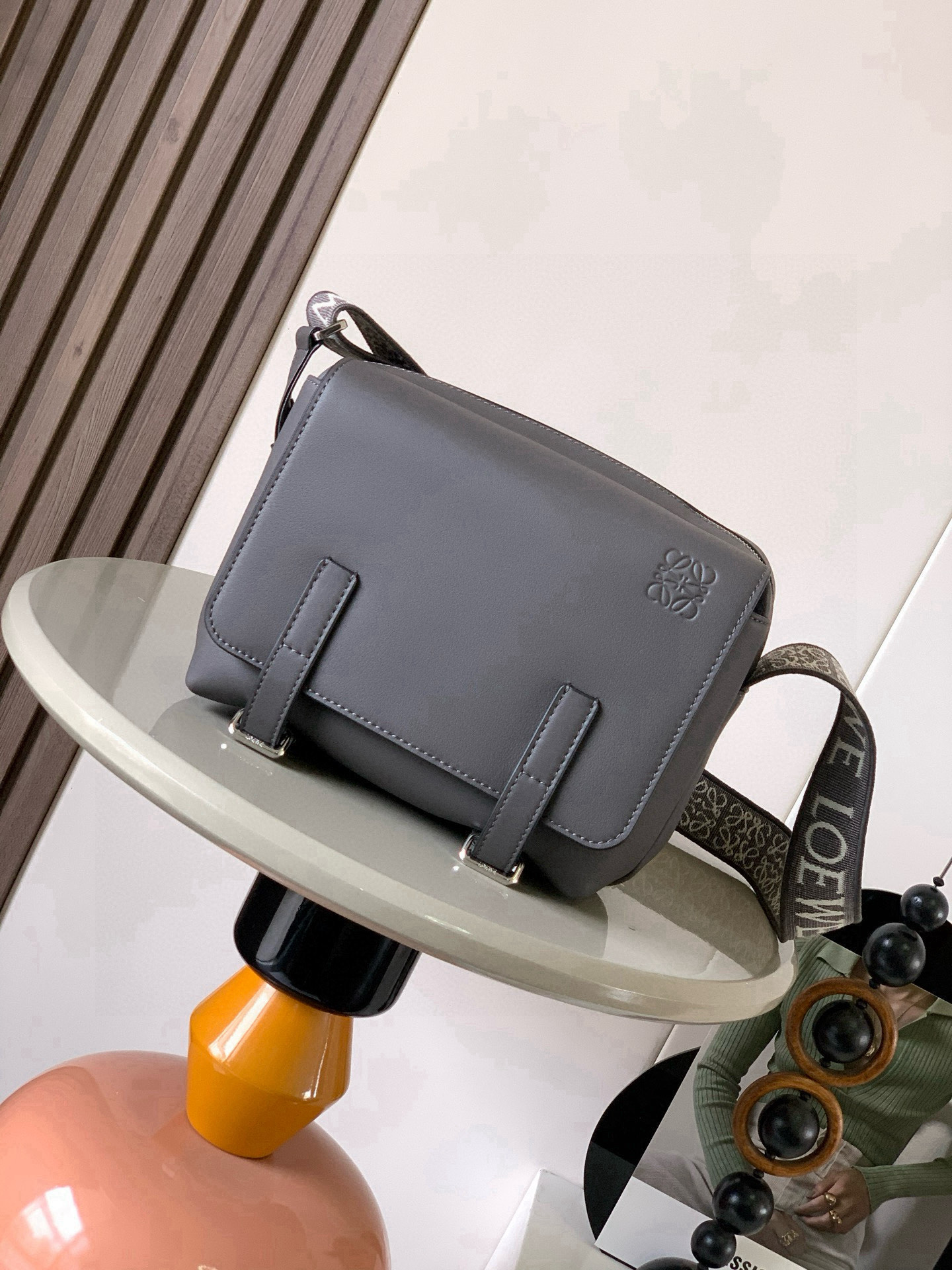 NO:720011,L0ewe new XS messenger bag military messenger classic messenger bag This model changes the way of the classic messenger bag in the past. It is designed with a zippered main compartment. The front part is opened with a buckle to store private items, which is more user-friendly. The overall feeling is more impeccable. It has two built-in card slots for cigarettes, mobile phones, power banks, and wallets. The ideal storage index is 5 stars. It is made of imported pebbled calfskin with soft fine-grained calfskin on the back. The adjustable cotton webbing shoulder strap doubles the comfort of use! Size 23CM～18CM～9CM Style No. 9011 Color gray coffee, Loewe, loewe, cowhide19860909L0ewe新款XS邮差包military messenger经典信使包 此款一改过去经典邮差包做法,设计了拉链主隔层,前部搭配搭扣打开方式放隐私物品安全之余更加人性化.整體感覺更無懈可击.内置两卡槽,香烟,手机,充电宝,钱夹,收纳理想指数5颗星采用进口荔枝纹小牛皮搭配背部柔软细纹皮小牛皮,调节的棉质织带肩带,使用舒适感倍增！ 尺寸23CM～18CM～9CM 款号9011 颜色灰咖,罗意威,loewe,cowhide,Bag