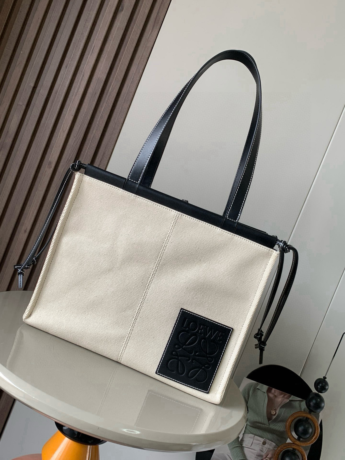 NO:720032,Every year Luojia will produce a special white cloth bag, and it is very popular. The toast bag last year, the Paula’s bag last year, and the latest cushion tote bag this year~~ It’s simply amazing!  Made of exclusive custom-made canvas imported from Taiwan and imported calfskin, the bag has a rope-style design with knotted rope straps at the four corners, and a built-in fixed folding 'bracket' for shaping. The style is very novel and unique, and it adds practicality to the large open casual bag. It is a real vacation, work and commuting style. Size 32CM ~ 26CM ~ 16CM. Style No. 8015. Color: linen black, Loewe, loewe, loewe, cowhide19860909每一年罗家都会出一款特色的白色布包而且还特别火爆,前年吐司包,去年Paula’s包,今年又迎来最新的cushion tote bag~~简直不要太赞！采用独家定制台湾进口帆布搭配进口小牛皮绑绳式设计的袋口加上四角落打结绳带,内置固定叠合”支架”定型,款式非常新颖别致之外给大敞口休闲包又增添了实用性.实实在在的度假,上班通勤款~分 尺寸32CM～26CM～16CM 款号8015 颜色麻布黑色,罗意威,loewe,loewe,cowhide,Bag