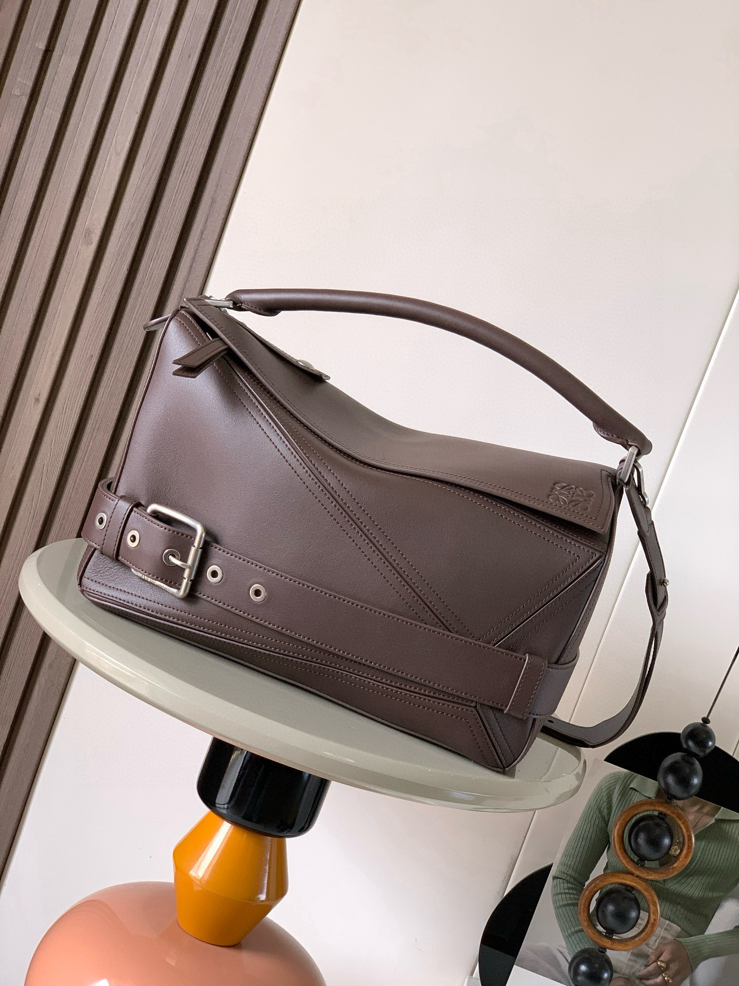 NO:720009,Large Puzzle Biker Handbag Puzzle in glossy cowhide outlines a rectangular shape with distinctive geometric lines. This large version is made of glossy cowhide and decorated with motorcycle-style details. * Can be worn on the shoulder, cross-body or hand carried Detachable and adjustable shoulder strap * Zipper closure, cowhide zip puller * One external zippered back pocket Two internal slip pockets * Rectangular metal feet * Herringbone cotton canvas lining Anagram 4  Size 33CM～21.5CM～15CM Style No. 9152 Color: dark browne, Loewe, Thom browne, loewe, cowhide19860909大号亮面牛皮革 Puzzle Biker 手袋Puzzle 以别具一格的几何线条勾勒长方体造型此大号版本采用亮面牛皮革制成饰有机车风格细节.*可肩背、斜挎或手提可拆卸可调节肩带*拉链开合,牛皮革拉链头*一个外部拉链后袋两个内部插袋*长方形金属脚钉*人字纹棉质帆布衬里Anagram 4 尺寸33CM～21.5CM～15CM 款号9152 颜色深布朗尼,罗意威,thom browne,loewe,cowhide,Bag