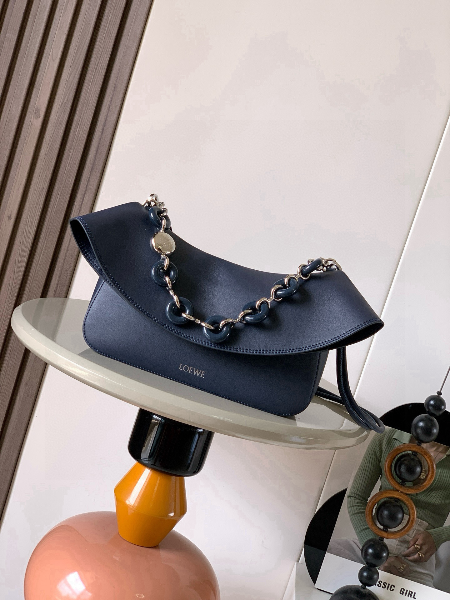 NO:720050,Medium Smooth Cow Leather Ola Handbag Ola is a soft, lightweight, flexible and versatile summer handbag with a curved body, a smooth-line flap and a striking donut chain. This medium version is made of smooth cow leather * Detachable cow leather tubular shoulder strap Detachable donut chain * Flap closure * One inner pocket L0EWE Hot stamping, engraved Anagram logo Size 26CM ~ 18CM ~ 13CM Style No. 9150  Color blue,loewe,loewe,cowhide19860909中号光滑牛皮革 Ola 手袋Ola 是柔软轻便且灵活百搭的夏日手袋采用弧形主体、线条流畅的翻盖和醒目甜甜圈链条此中号版本采用光滑牛皮革制成*可拆卸牛皮革管状肩带可拆卸甜甜圈链条*翻盖开合*一个内袋 L0EWE 烫金,镌刻 Anagram 标志 尺寸26CM～18CM～13CM 款号9150 颜色兰色,罗意威,loewe,cowhide,Bag