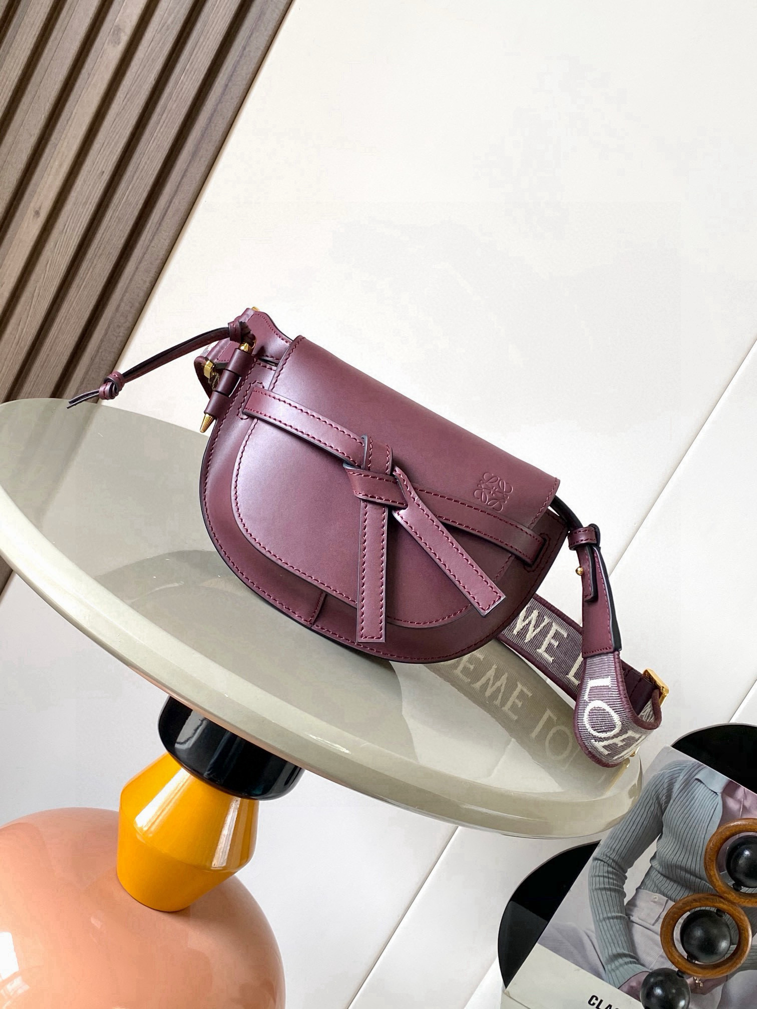 NO:720035,Popular mini 21CM new letter wide shoulder strap saddle bag Gate Duel handbag wide shoulder strap is simply the pen of the soul, giving gate a new life. The bag body is made of soft cow leather and is removable and adjustable. The embroidered shoulder strap of cowhide [love] single shoulder crossbody, waist bag and chest bag are very~ the back and upper body are very elegant. The capacity is also very online. The bow is not only a decoration, but also the only socket on the bag cover. There is only one brand in the whole bag with exquisite logo.  The bullet-type brass hosel has no other hardware accessories and is completely made of traditional Western European leather craftsmanship and design style. So it is lightweight and the shoulder straps are adjustable in length. Girls of any height can handle it. This is very nice. Size 21CM~13CM~9.5CM. Style No. 9003. Color: Burgundy red, Loewe, Loewe, Cowhide.19860909爆款 迷你21CM 新款字母宽肩带马鞍包Gate Duel手袋寛肩带简直是灵魂之笔赋予了gate全新的生命包身采用柔软牛皮革精制而成可拆卸调节牛皮提绣花肩带[爱心]单肩斜挎、腰包 胸包都非常~背上身很显气质 容量也非常在线 蝴蝶结不仅是装饰,也是包盖的唯一插口全包只有一个带品牌精致logo 的子弹头式黄铜插鞘没有其他五金配件完全是高大上的西欧传统皮革工艺性和设计风格So自重轻便,肩带调节长度,任何身高妹纸都可驾驭,这点很nice了 尺寸21CM~13CM~9.5CM 款号9003 颜色勃良地红,罗意威,loewe,cowhide,Bag