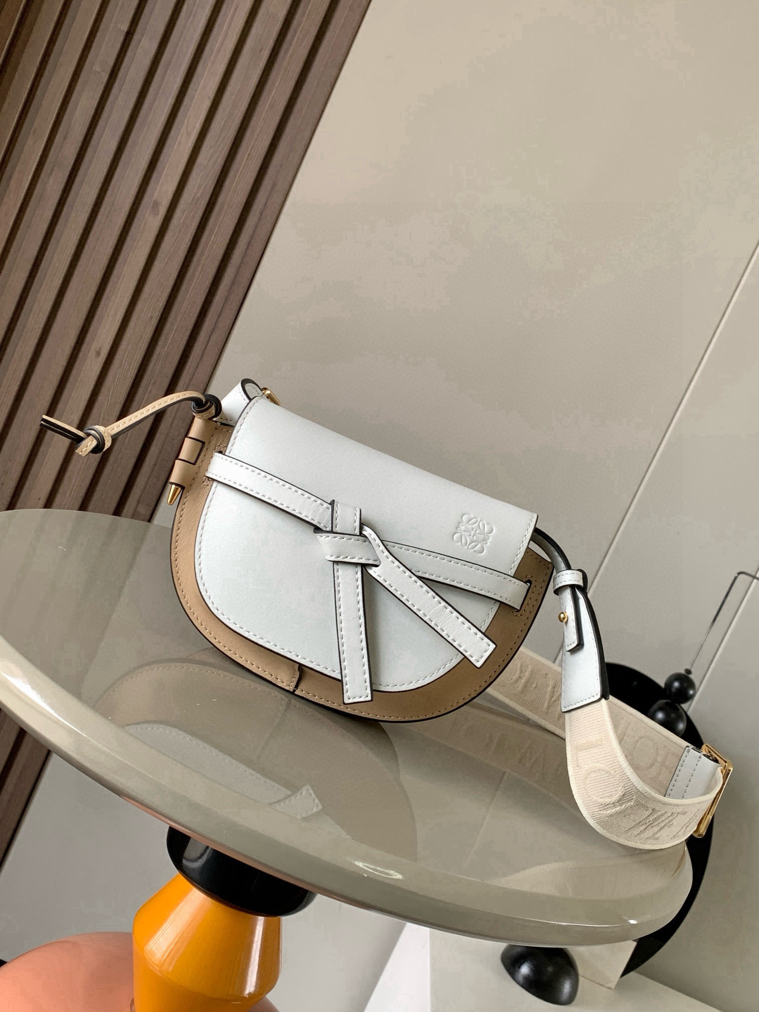 NO:720037,Popular mini 21CM new letter wide shoulder strap saddle bag Gate Duel handbag wide shoulder strap is simply the pen of the soul, giving gate a new life. The bag body is made of soft cow leather and is removable and adjustable. The embroidered shoulder strap of cowhide [love] single shoulder crossbody, waist bag and chest bag are very~ the back and upper body are very elegant. The capacity is also very online. The bow is not only a decoration, but also the only socket on the bag cover. There is only one brand in the whole bag with exquisite logo.  The bullet-type brass hosel has no other hardware accessories and is completely made of high-end Western European traditional leather craftsmanship and design style. So it is lightweight and the shoulder straps can be adjusted in length. Girls of any height can handle it. This is very nice. Size 21CM~13CM~9.5CM. Style number 9003. Color soft white paper art, Loewe, loewe, cowhide19860909爆款 迷你21CM 新款字母宽肩带马鞍包Gate Duel手袋寛肩带简直是灵魂之笔赋予了gate全新的生命包身采用柔软牛皮革精制而成可拆卸调节牛皮提绣花肩带[爱心]单肩斜挎、腰包 胸包都非常~背上身很显气质 容量也非常在线 蝴蝶结不仅是装饰,也是包盖的唯一插口全包只有一个带品牌精致logo 的子弹头式黄铜插鞘没有其他五金配件完全是高大上的西欧传统皮革工艺性和设计风格So自重轻便,肩带调节长度,任何身高妹纸都可驾驭,这点很nice了 尺寸21CM~13CM~9.5CM 款号9003 颜色柔白纸艺,罗意威,loewe,cowhide,Bag