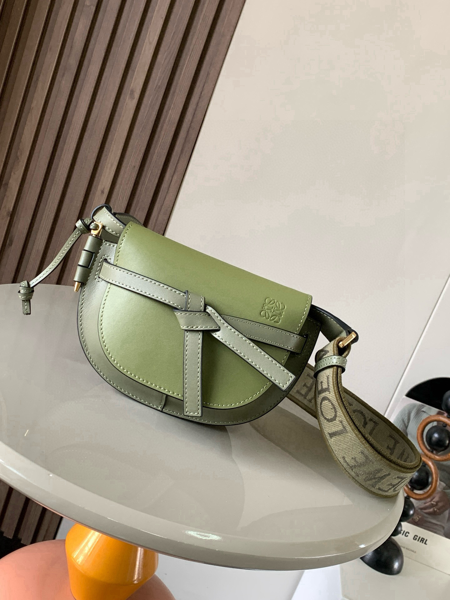 NO:720041,Popular mini 21CM new letter wide shoulder strap saddle bag Gate Duel handbag wide shoulder strap is simply the pen of the soul, giving gate a new life. The bag body is made of soft cow leather and is removable and adjustable. The embroidered shoulder strap of cowhide [love] single shoulder crossbody, waist bag and chest bag are very~ the back and upper body are very elegant. The capacity is also very online. The bow is not only a decoration, but also the only socket on the bag cover. There is only one brand in the whole bag with exquisite logo.  The bullet-type brass hosel has no other hardware accessories. It is completely made of high-end Western European traditional leather craftsmanship and design style. So it is lightweight and the shoulder straps can be adjusted in length. Girls of any height can handle it. This is very nice. Size 21CM~13CM~9.5CM. Style number: 9003. Color: olive green, khaki green, Loewe, loewe, cowhide19860909爆款 迷你21CM 新款字母宽肩带马鞍包Gate Duel手袋寛肩带简直是灵魂之笔赋予了gate全新的生命包身采用柔软牛皮革精制而成可拆卸调节牛皮提绣花肩带[爱心]单肩斜挎、腰包 胸包都非常~背上身很显气质 容量也非常在线 蝴蝶结不仅是装饰,也是包盖的唯一插口全包只有一个带品牌精致logo 的子弹头式黄铜插鞘没有其他五金配件,完全是高大上的西欧传统皮革工艺性和设计风格So自重轻便,肩带调节长度,任何身高妹纸都可驾驭,这点很nice了 尺寸21CM~13CM~9.5CM 款号:9003 颜色橄榄绿卡其绿,罗意威,loewe,cowhide,Bag