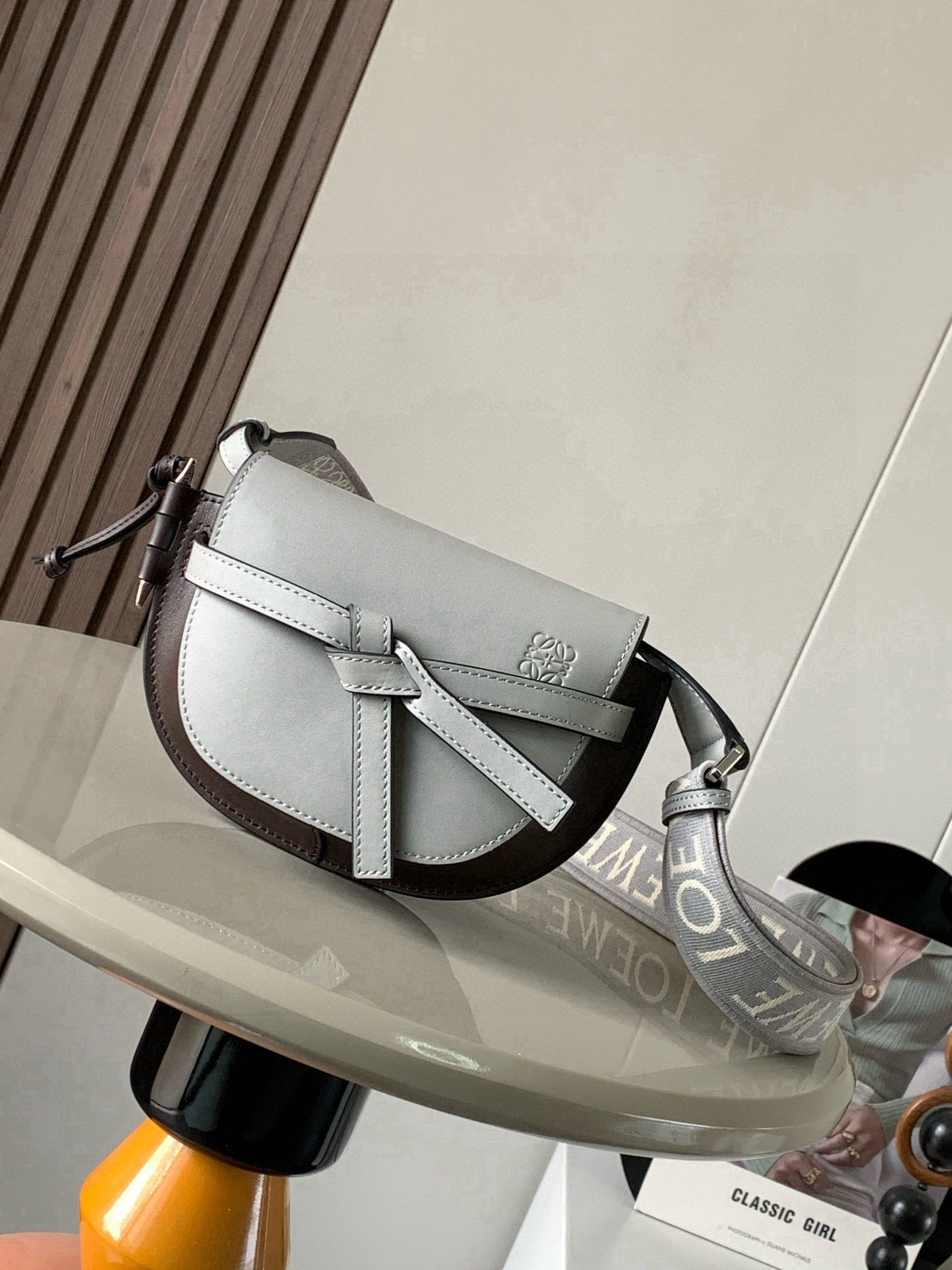 NO:720047,Popular mini 21CM new letter wide shoulder strap saddle bag Gate Duel handbag wide shoulder strap is simply the pen of the soul, giving gate a new life. The bag body is made of soft cow leather and is removable and adjustable. The embroidered shoulder strap of cowhide [love] single shoulder crossbody, waist bag and chest bag are very~ the back and upper body are very elegant. The capacity is also very online. The bow is not only a decoration, but also the only socket on the bag cover. There is only one brand in the whole bag with exquisite logo.  The bullet-type brass hosel has no other hardware accessories. It is completely made of high-end Western European traditional leather craftsmanship and design style. So it is lightweight and the shoulder straps can be adjusted in length. Girls of any height can control it. This is very nice. Size 21CM~13CM~9.5CM Style No.: 9003 Color Asphalt Gray Coffee, Loewe, Loewe, Cowhide19860909爆款 迷你21CM 新款字母宽肩带马鞍包Gate Duel手袋寛肩带简直是灵魂之笔赋予了gate全新的生命包身采用柔软牛皮革精制而成可拆卸调节牛皮提绣花肩带[爱心]单肩斜挎、腰包 胸包都非常~背上身很显气质 容量也非常在线 蝴蝶结不仅是装饰,也是包盖的唯一插口全包只有一个带品牌精致logo 的子弹头式黄铜插鞘没有其他五金配件,完全是高大上的西欧传统皮革工艺性和设计风格So自重轻便,肩带调节长度,任何身高妹纸都可驾驭,这点很nice了 尺寸21CM~13CM~9.5CM 款号:9003 颜色沥青灰咖,罗意威,loewe,cowhide,Bag